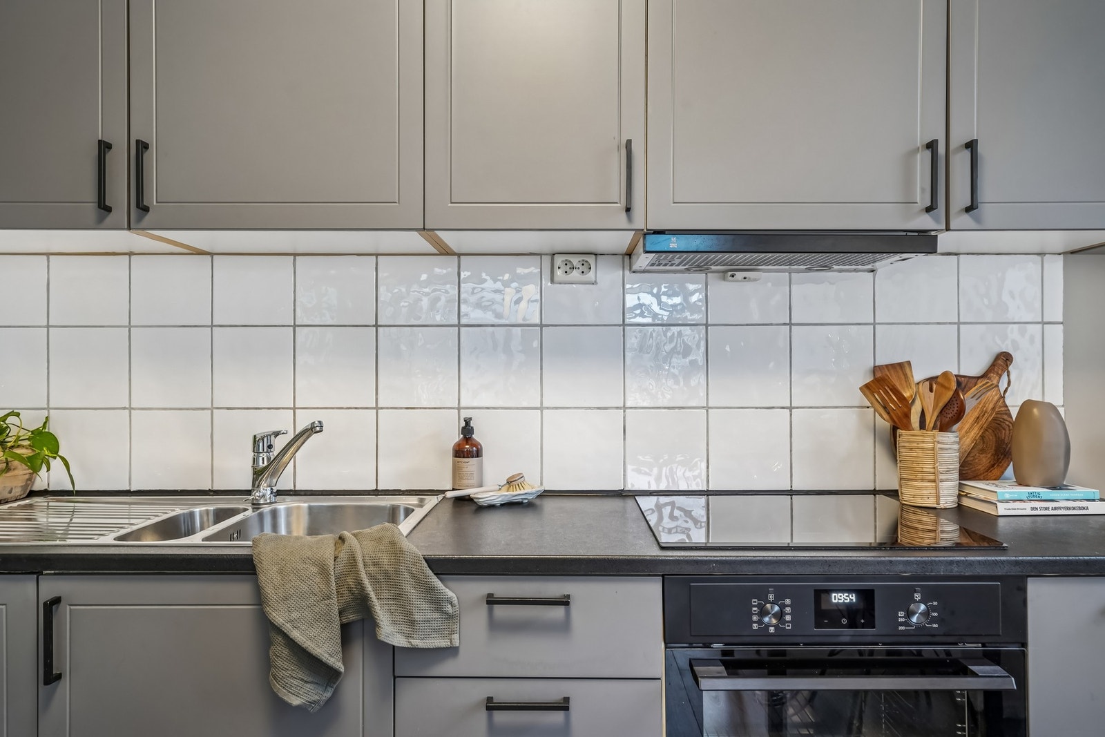 Fliser på vegg over benkeplaten. Galleribilde