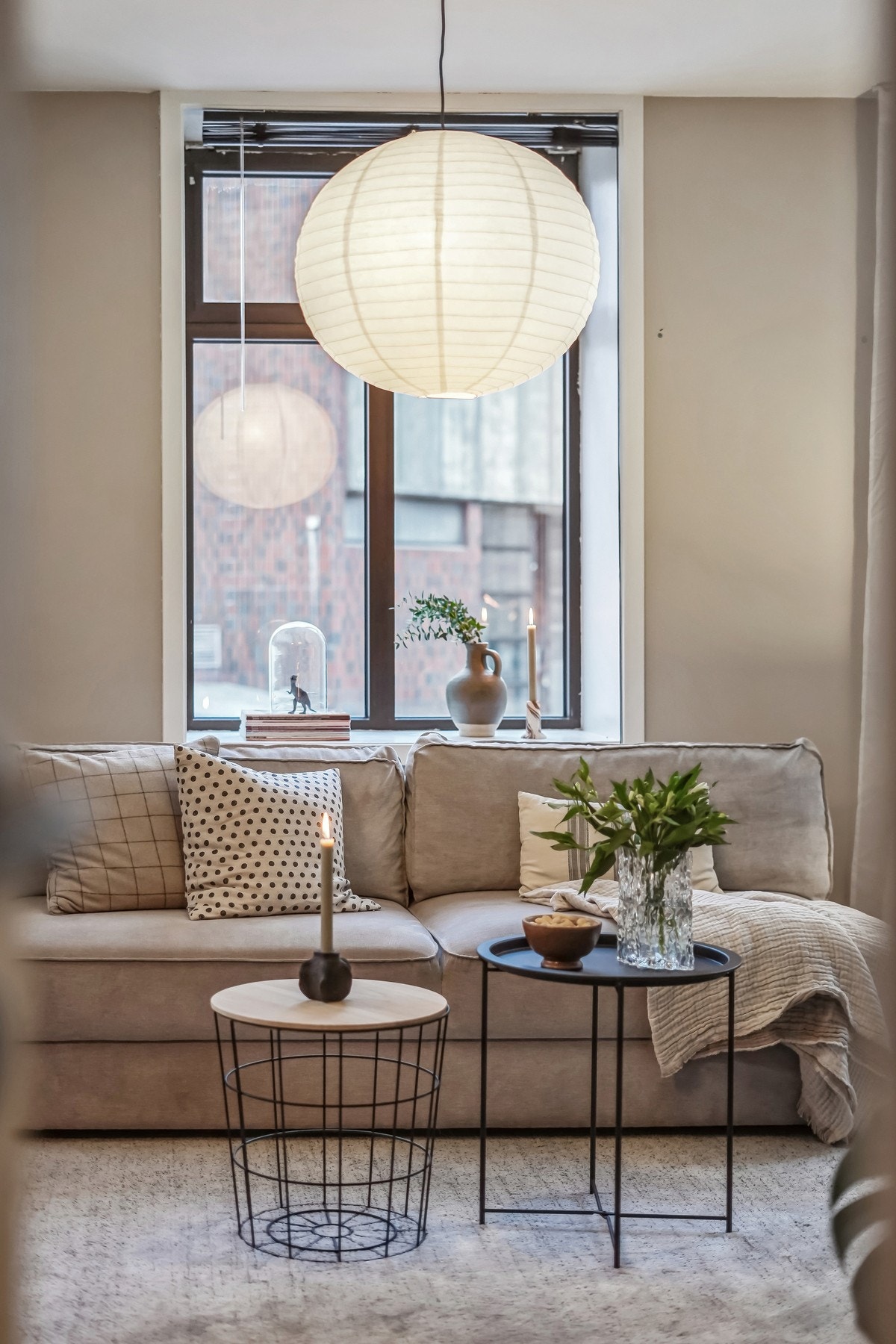 Levende lys og blomster på bordet - mer trenger du egentlig ikke for en god start på dagen. Galleribilde