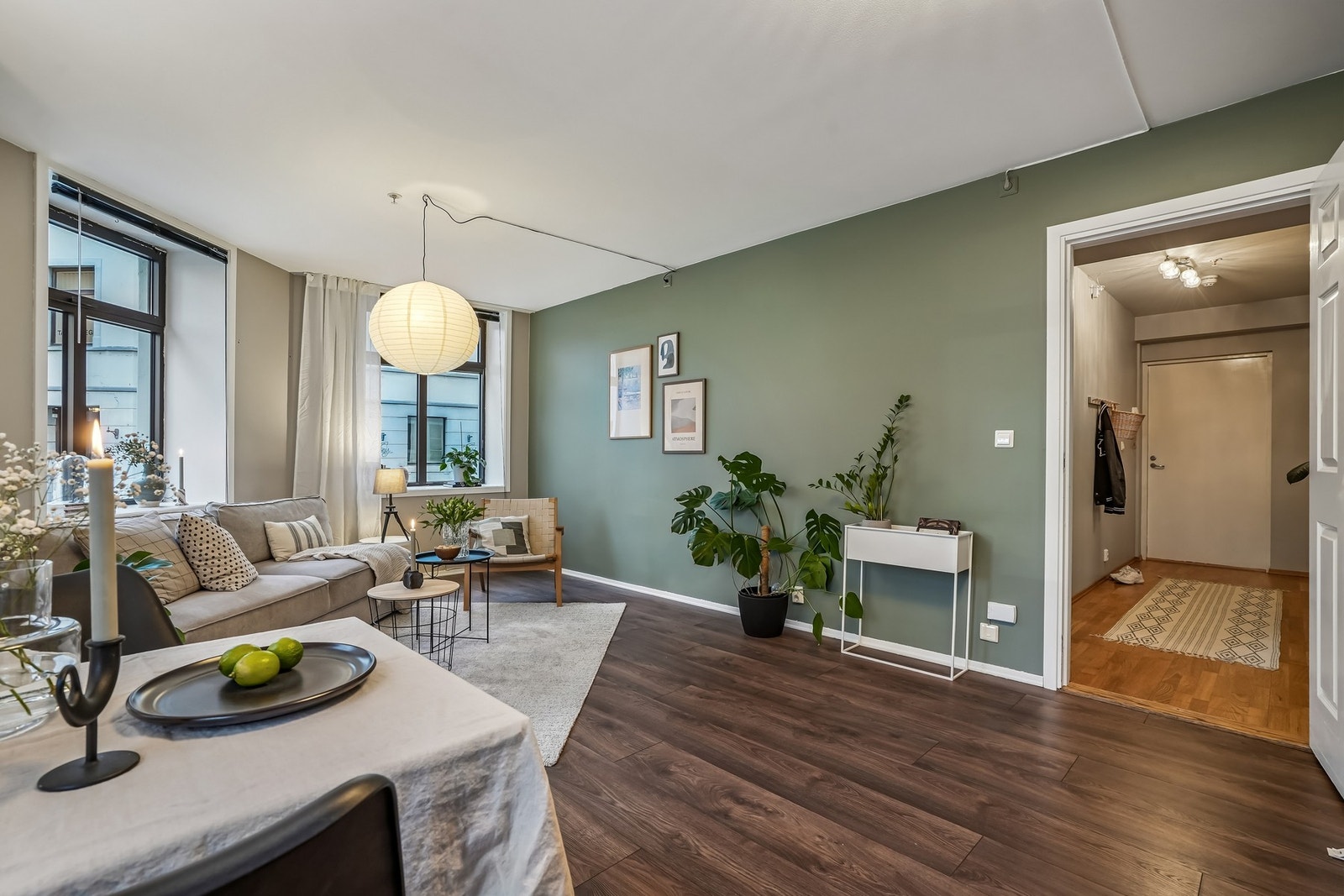 Store vindusflater, moderne og delikat fargevalg. Galleribilde