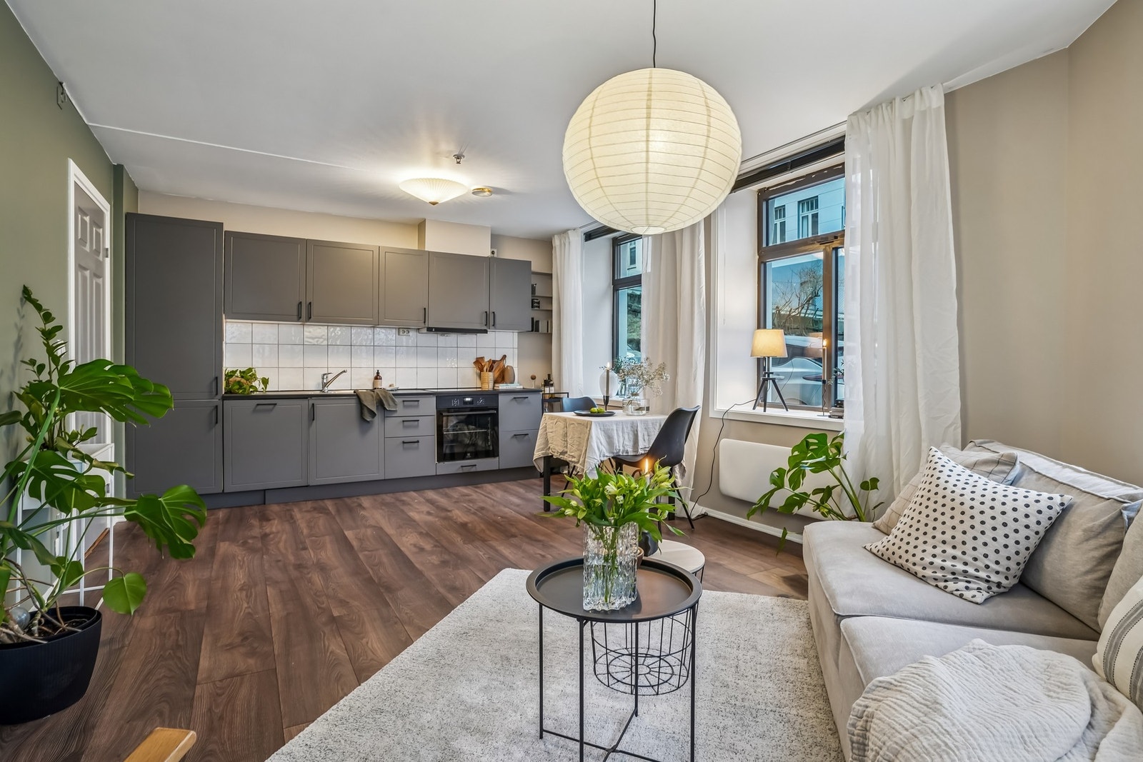 Leiligheten ligger i 1.etasje, og holder gjennomgående god standard på overflater og innredninger. Galleribilde