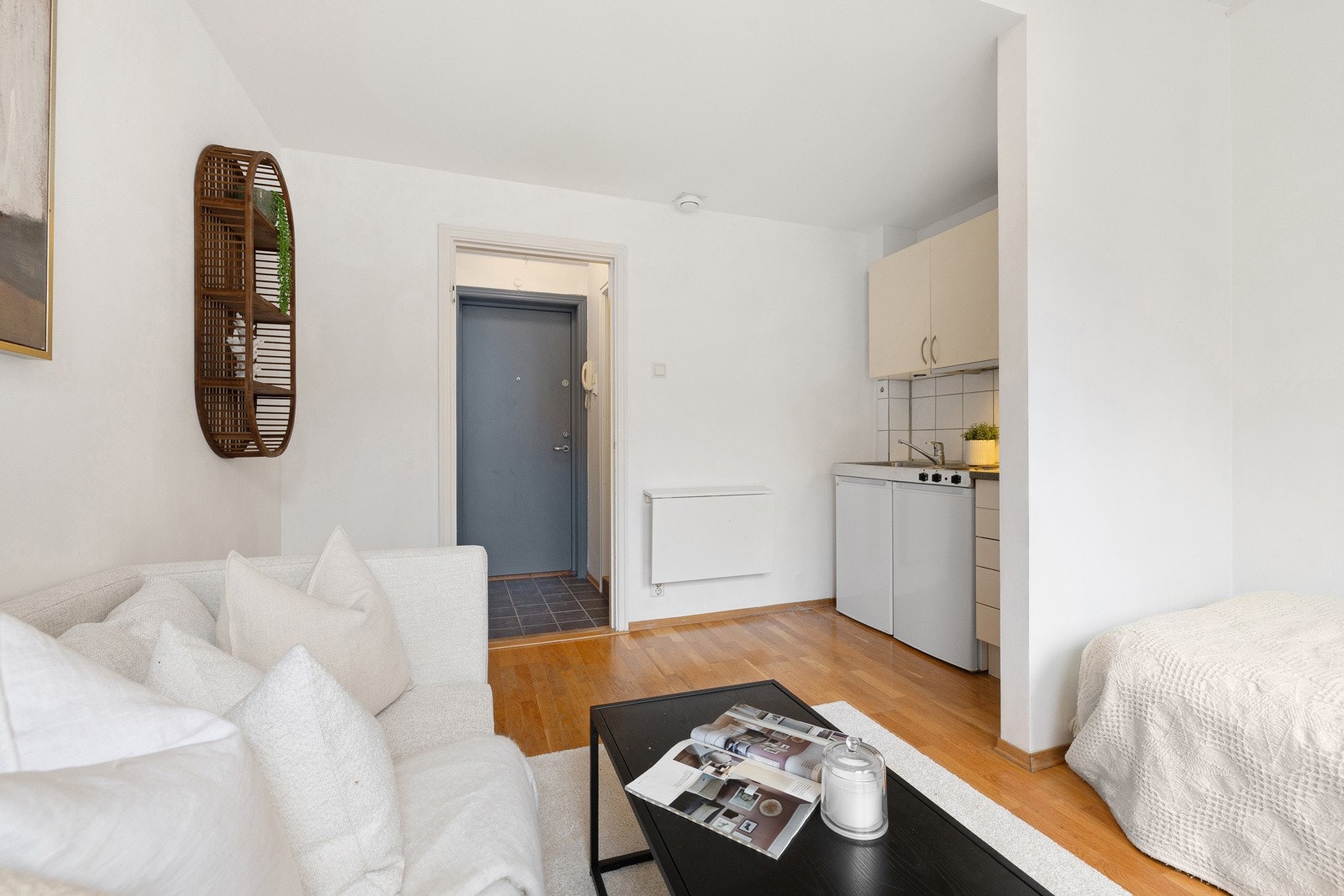 Skyvedørsgarderobe i entré, supplert med ekstern lagringsplass i 2 kjellerboder på totalt ca. 4 kvm Galleribilde