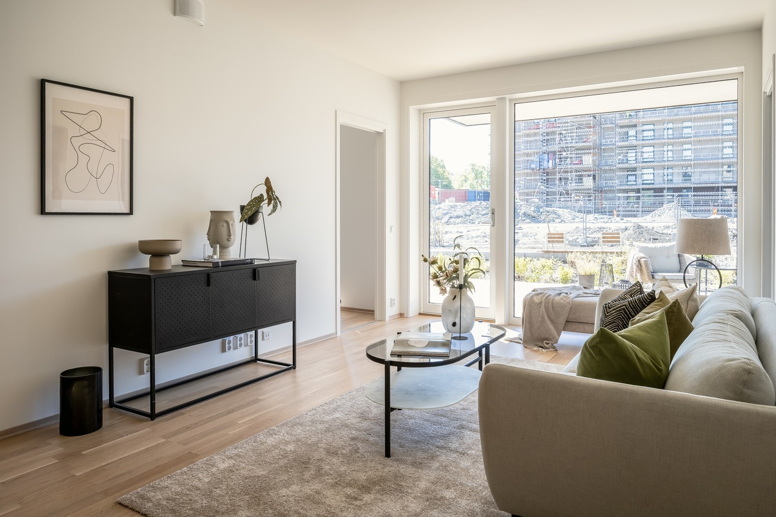 Lyst og romslig stue- og kjøkkenareal på totalt ca. 29 kvm, lekkert kledd med eikeparkett på gulv i alle oppholdsrom. Galleribilde