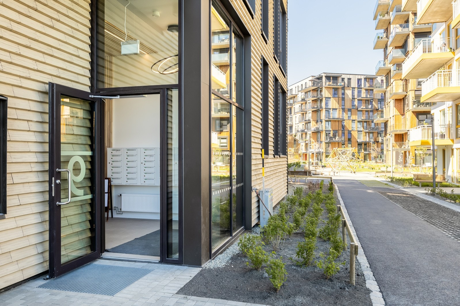 Boligen ligger i et attaktivt strøk på Lilleby som byr på nærhet til turmuligheter langs Ladestien, og Solsiden innen ca. 10 min gange. Galleribilde