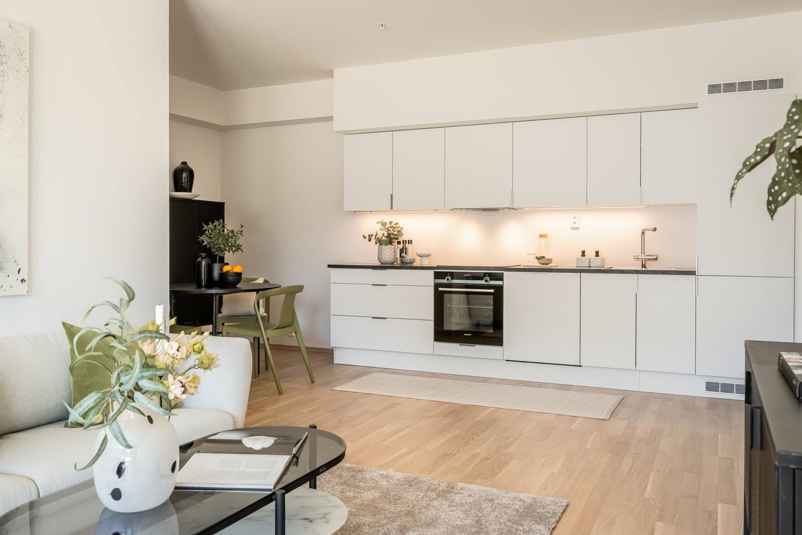 Praktisk planløsning med stue- og kjøkken i åpen løsning, og med soverom på hver side av stua. Galleribilde