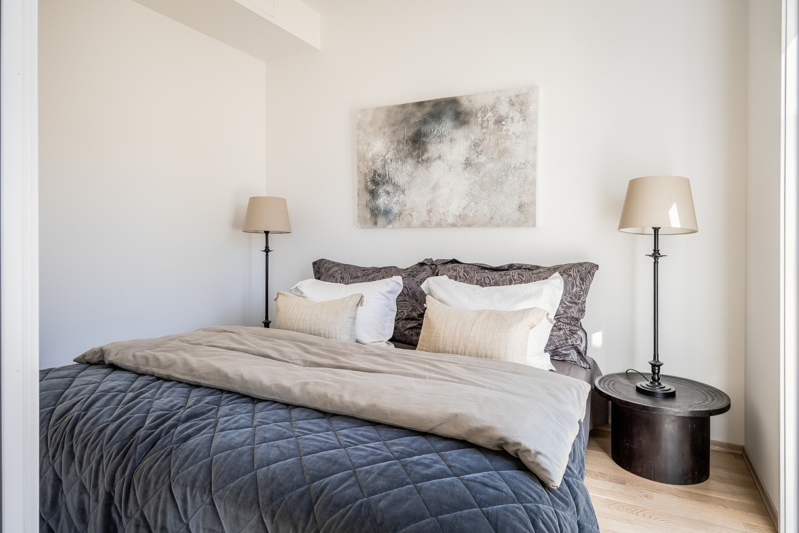 Soverommen nyter den rolige beliggenheten i feltet, godt skjermet for trafikkerte veier og med god avstand til nabobygg. Galleribilde