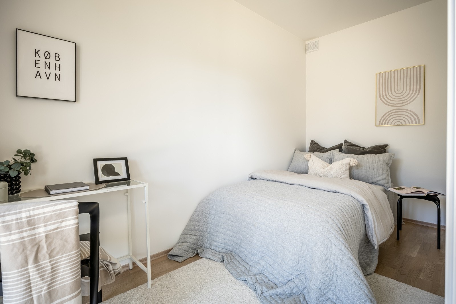 Soverom 2 utgjør ca. 7,5 kvm. Galleribilde