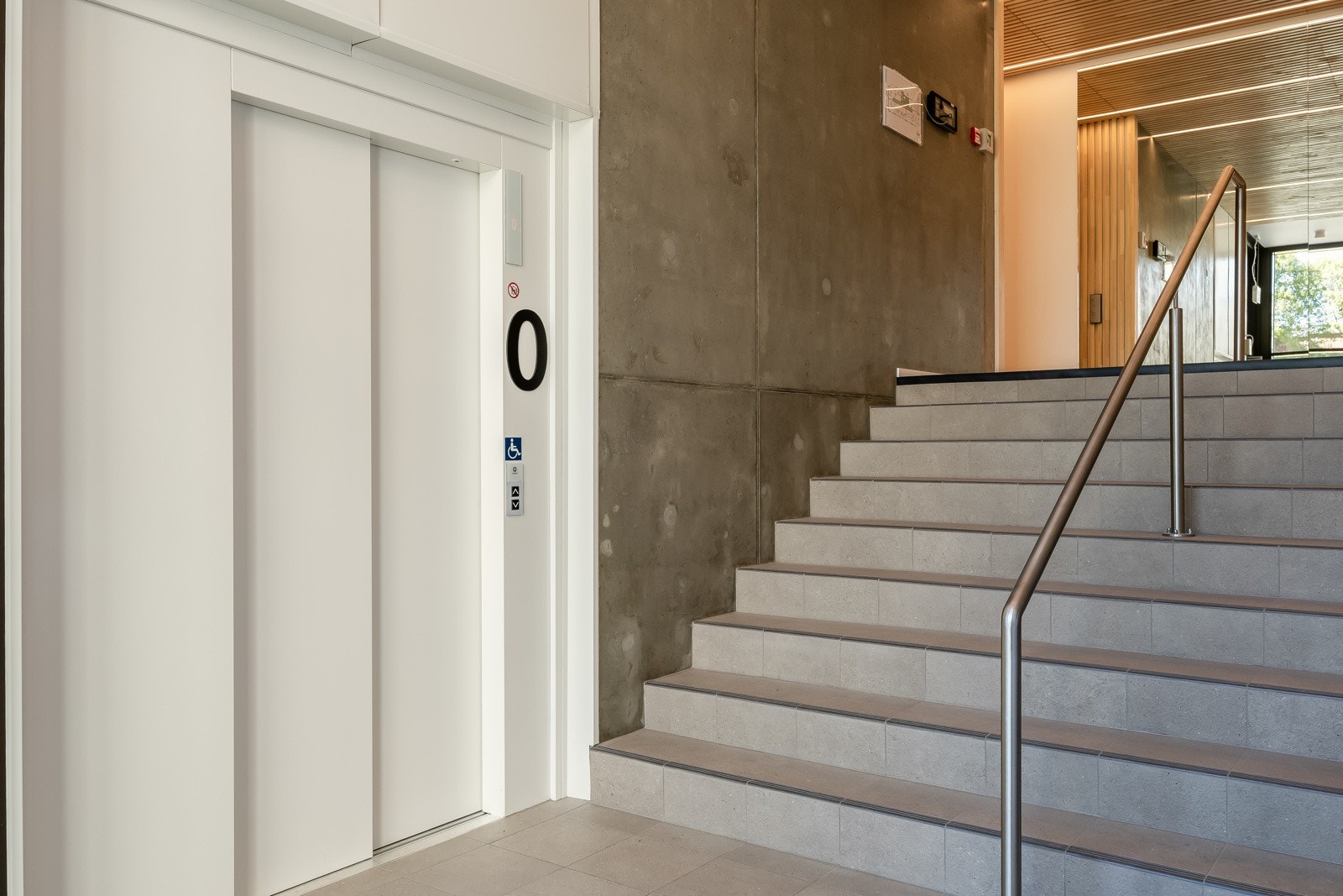 Heis i bygget som tar deg til alle etasjer, inkl. kjeller hvor boligen har en privat bod som medfølger. Galleribilde