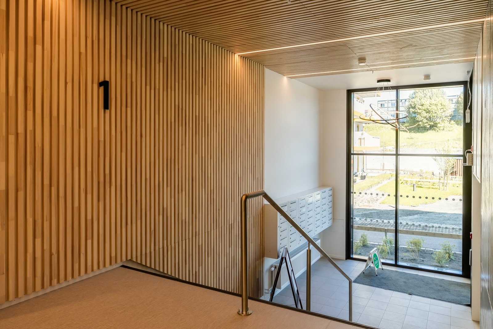 Bygget har flotte fellesareal med kledelige spiler og rikelig med glassflater ved hovedinngangen. Galleribilde