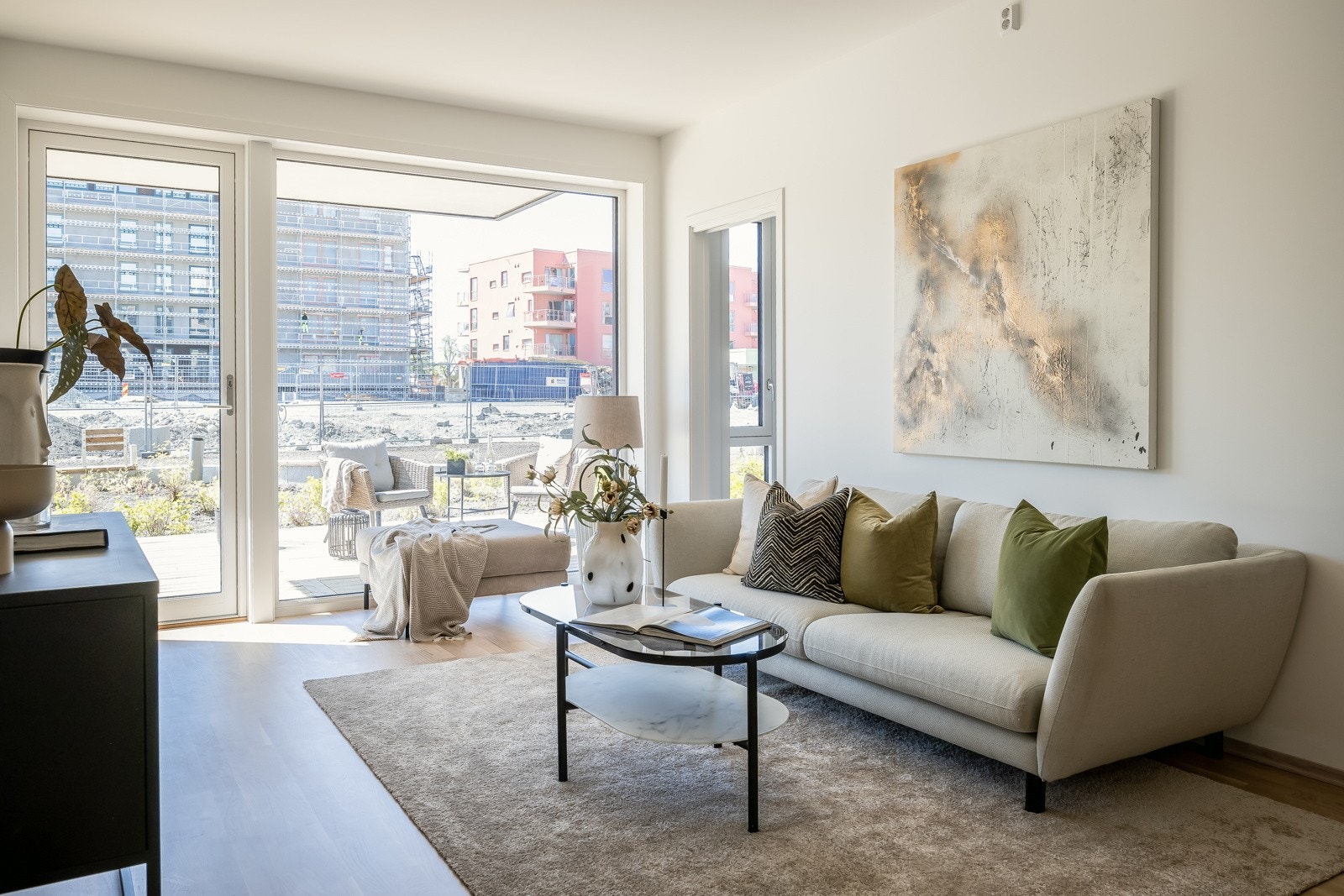 Stilren 3-roms selveier fra 2024 med svært god standard og attraktiv beliggenhet på Lilleby. Galleribilde