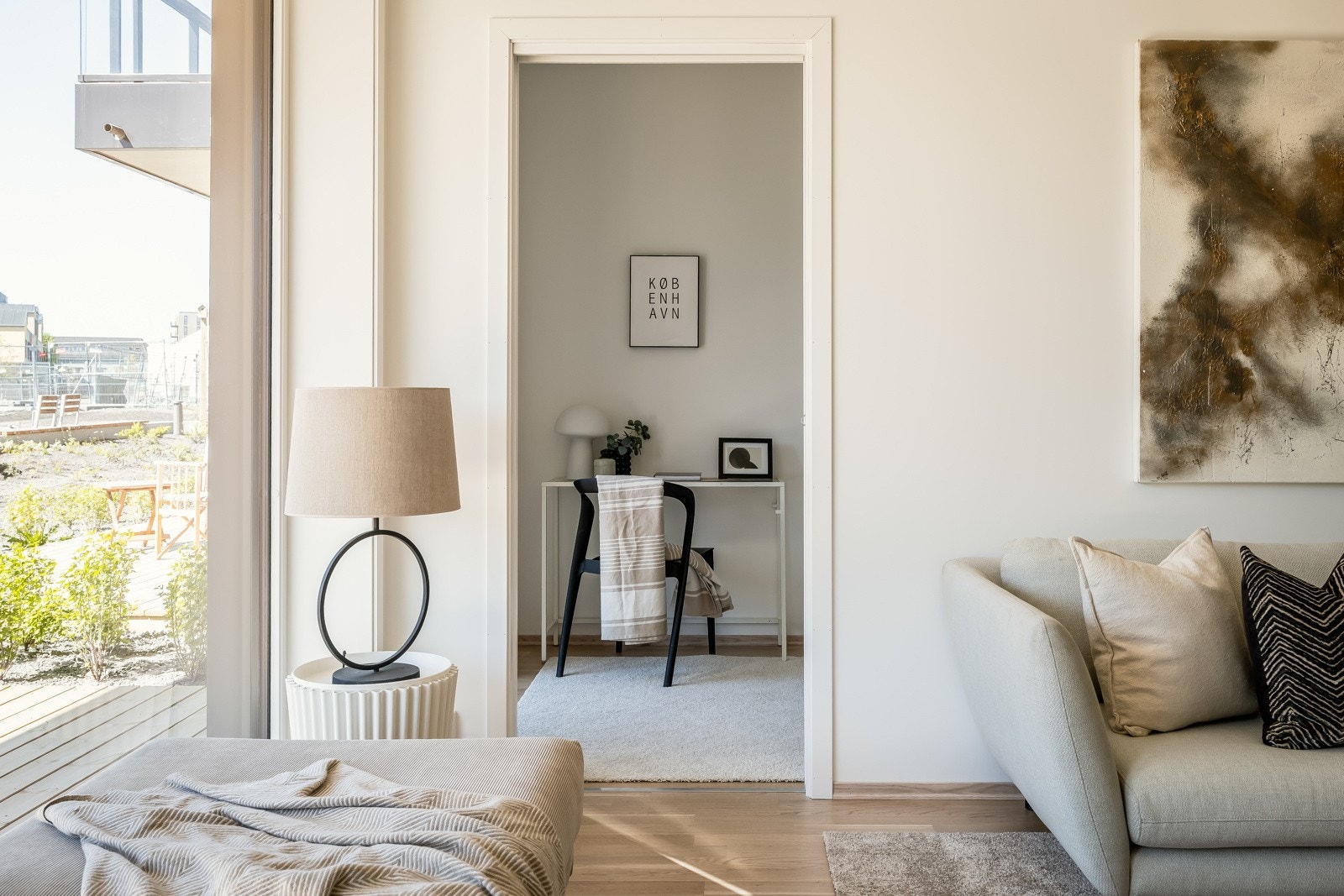 Plassbesparende med skyvedør inn til begge soverom. Galleribilde