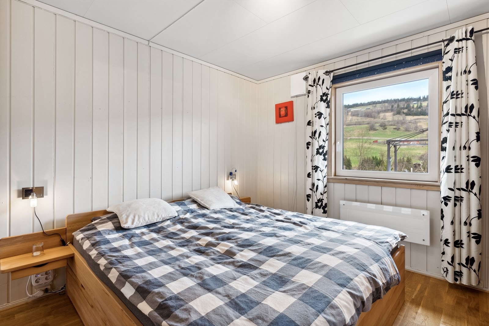 Soverommene har gulv med parkett og vegger med trepanel. Galleribilde