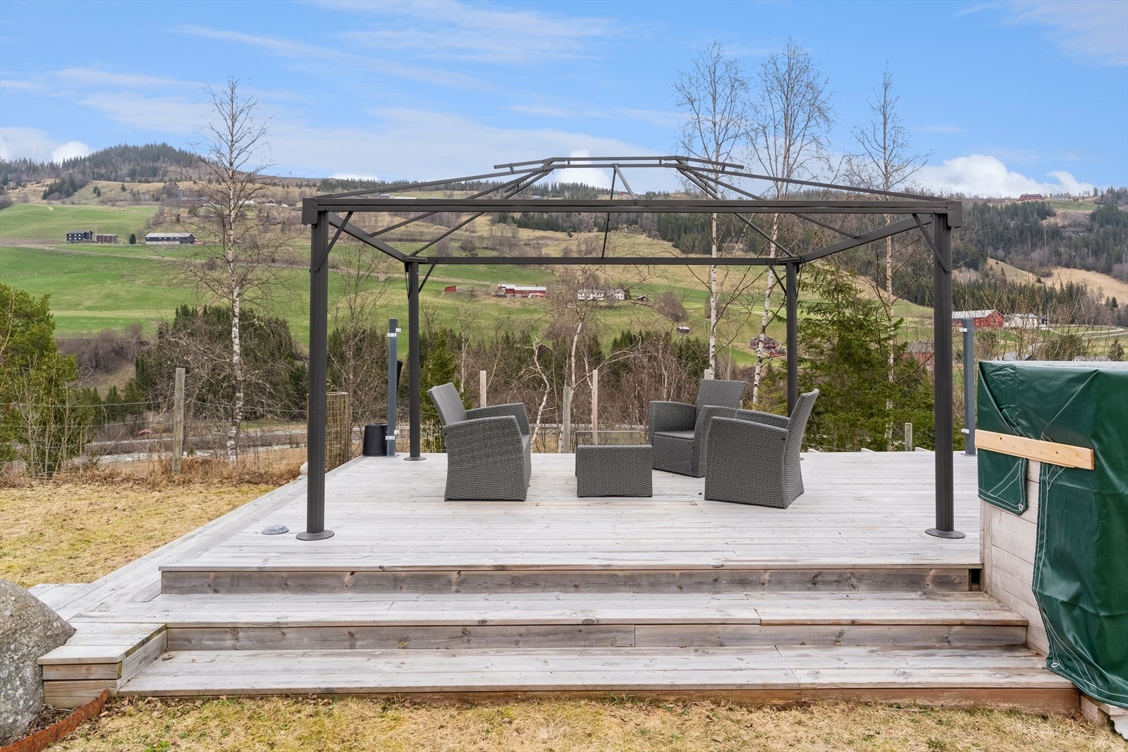 Flott uteplass i nydelige omgivelser. Galleribilde