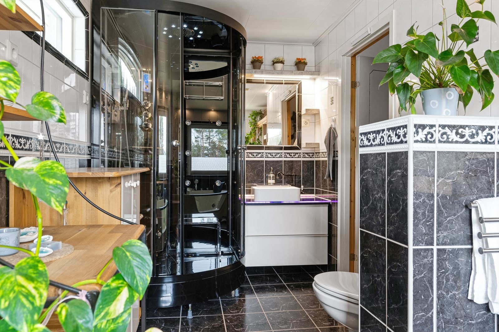 Stor flislagt baderom som ble pusset opp i 2006. Uttstyrt med pen servantinnredning, speilt med lys og vegghengt toalett. Galleribilde