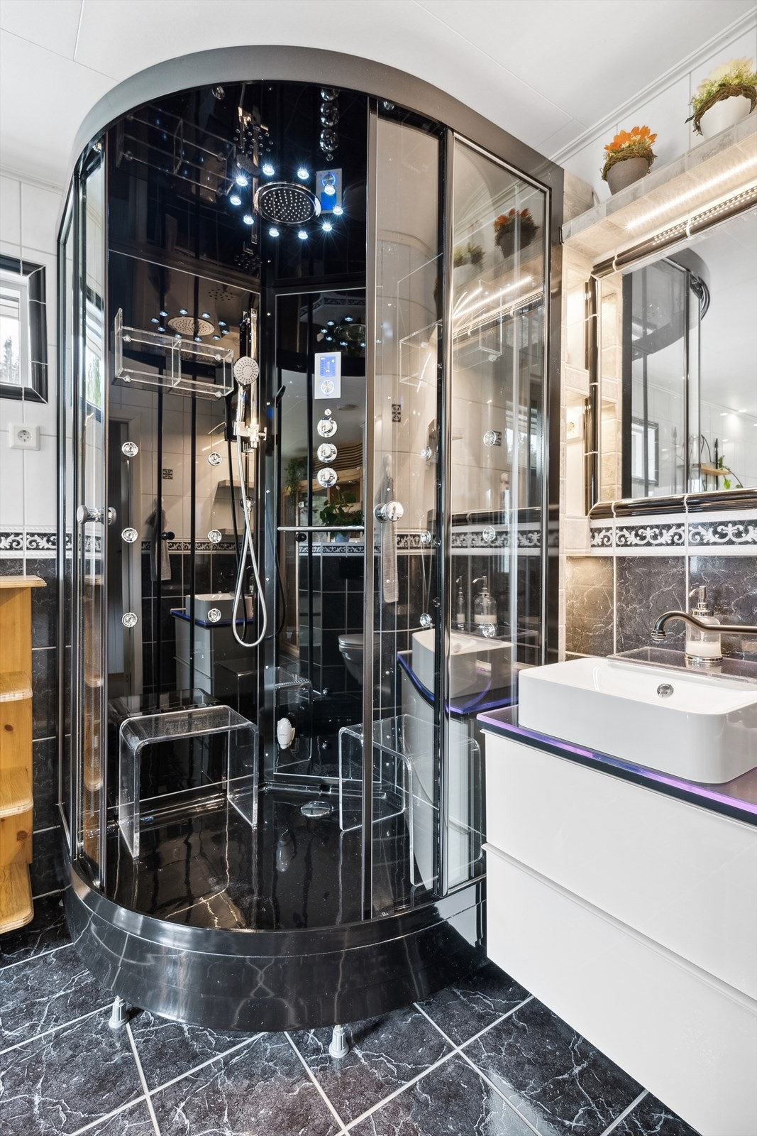 Badet er innredet med steam dusjkabinett. Galleribilde