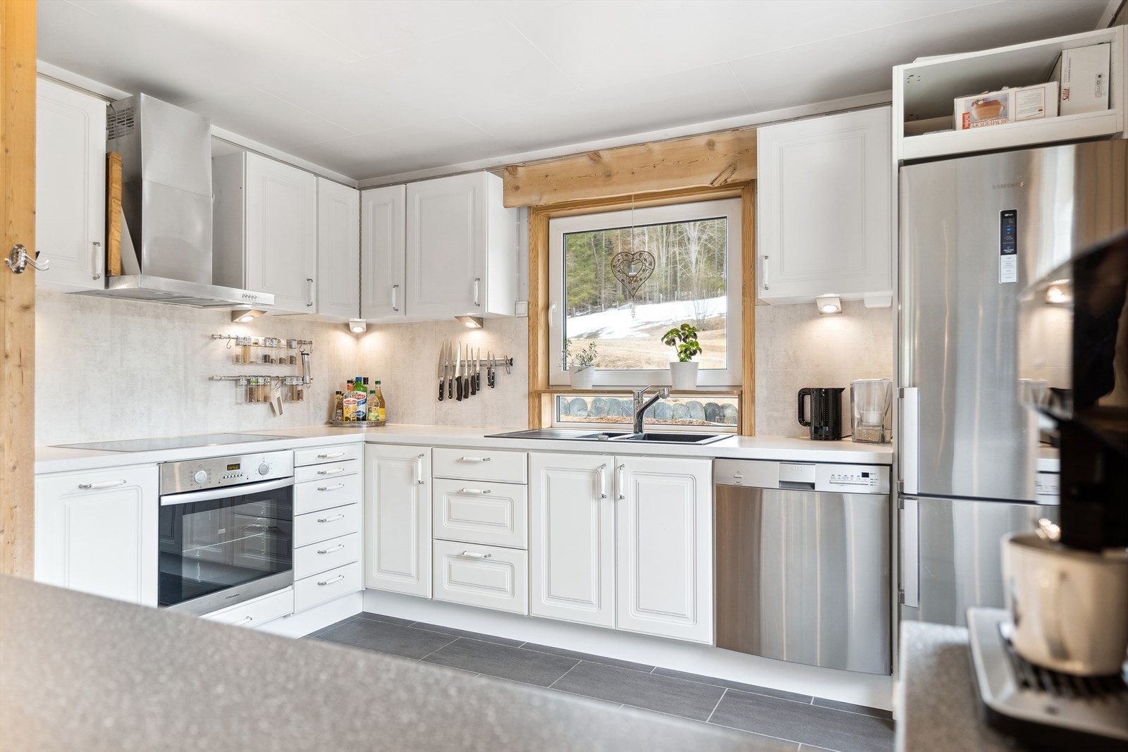 Innredning med profilerte fronter og laminat benkeplate. Kjøkkenvask med stor og liten kum.. Galleribilde