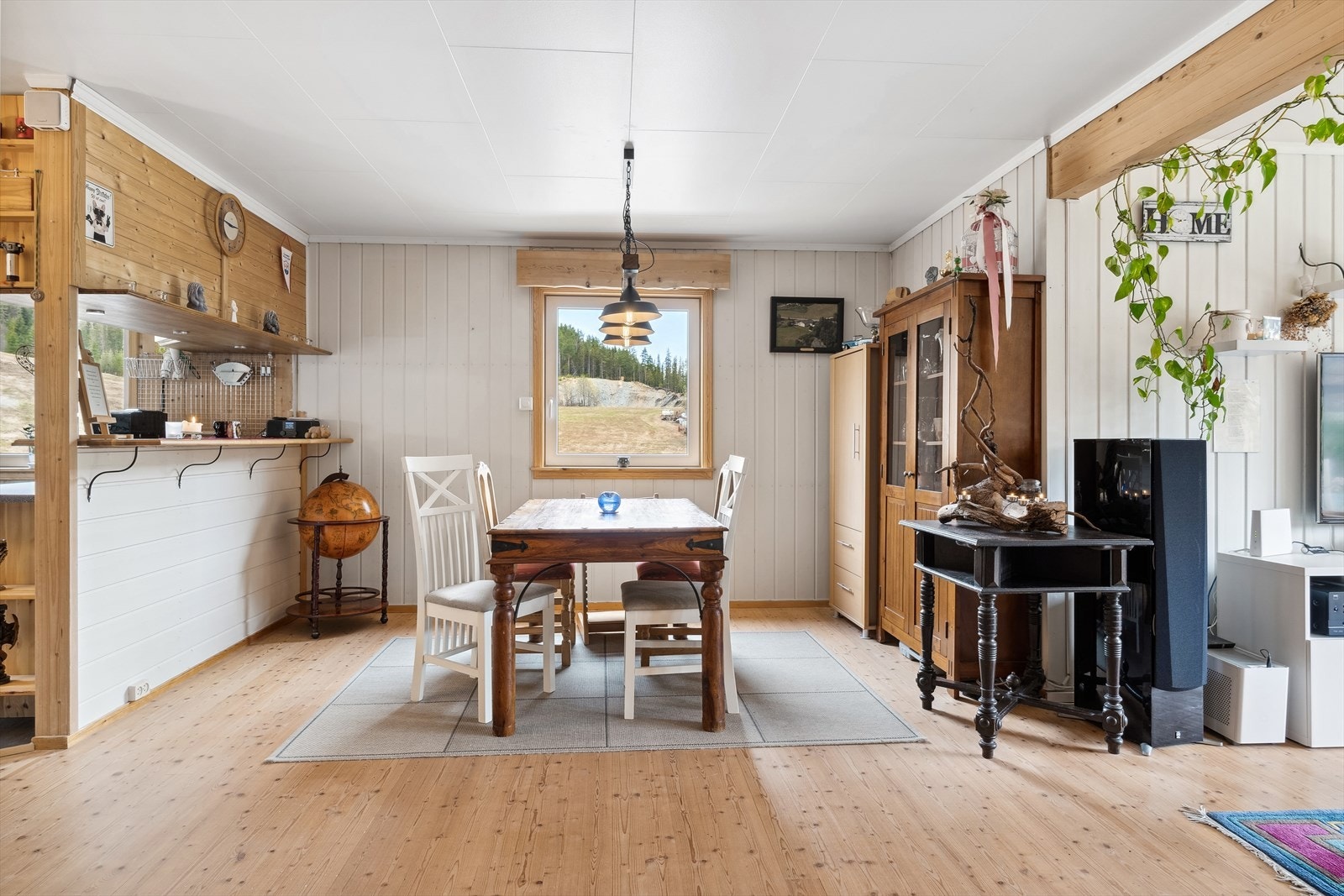 Romslig spisestue med praktisk tilknytning til kjøkkenet. Galleribilde