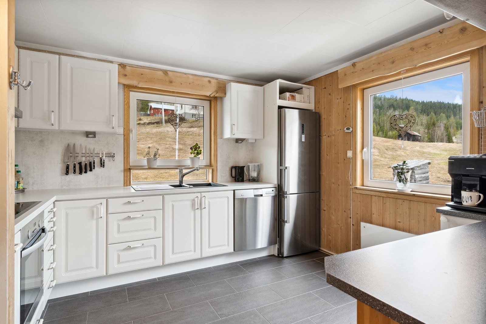 Kjøkkenet har gode lys og utsikts forhold fra vinduene, som for øvrig er skiftet senere år. Galleribilde