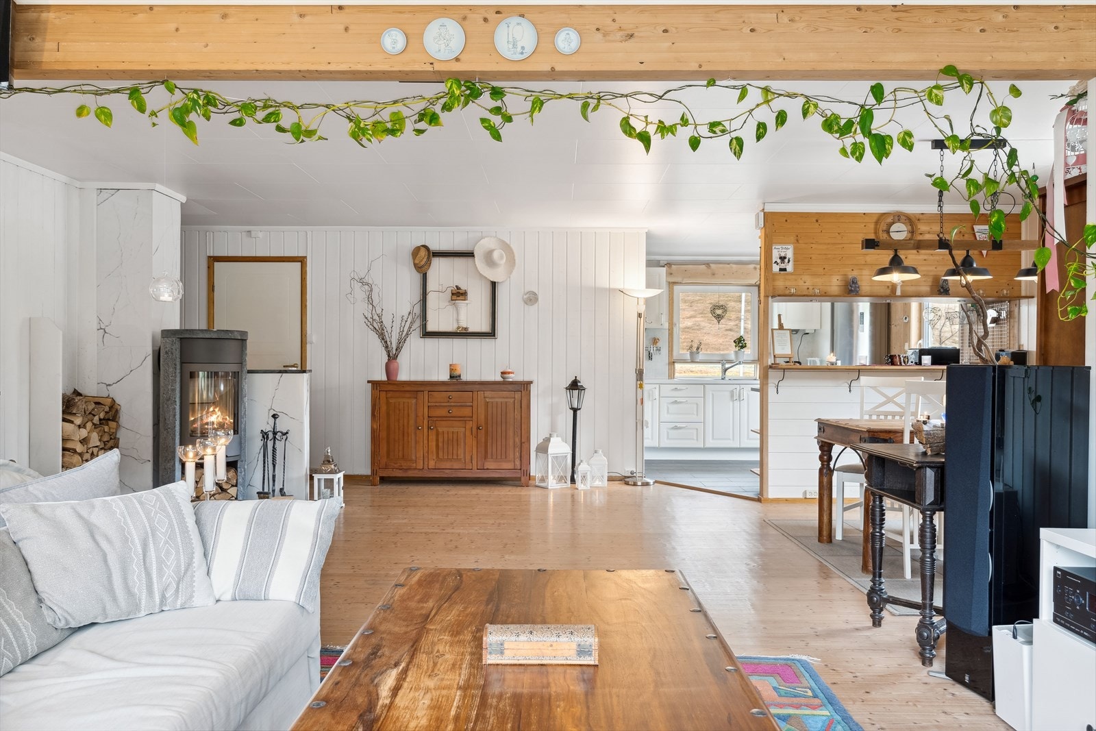 Stuen med dels åpen løsning til kjøkkenet. Galleribilde