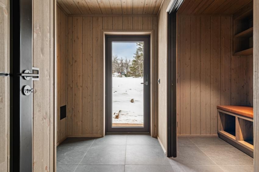 Innbydende entré med direkte adkomst til praktisk sportsbod. Bilde fra en ferdigstilt (speilvendt) enhet i prosjektet. Galleribilde