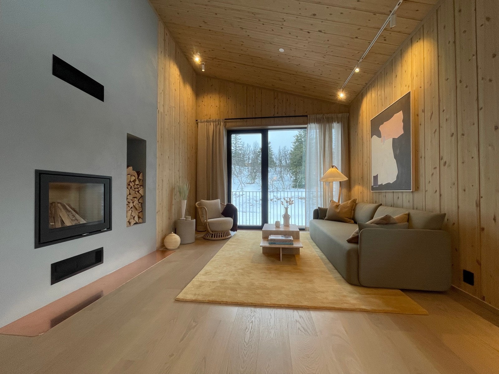 En pent innbygget peisinnsats for både ekstra varme og kos. (Bilde av lik hytte på annen beliggenhet i prosjektet.) Galleribilde