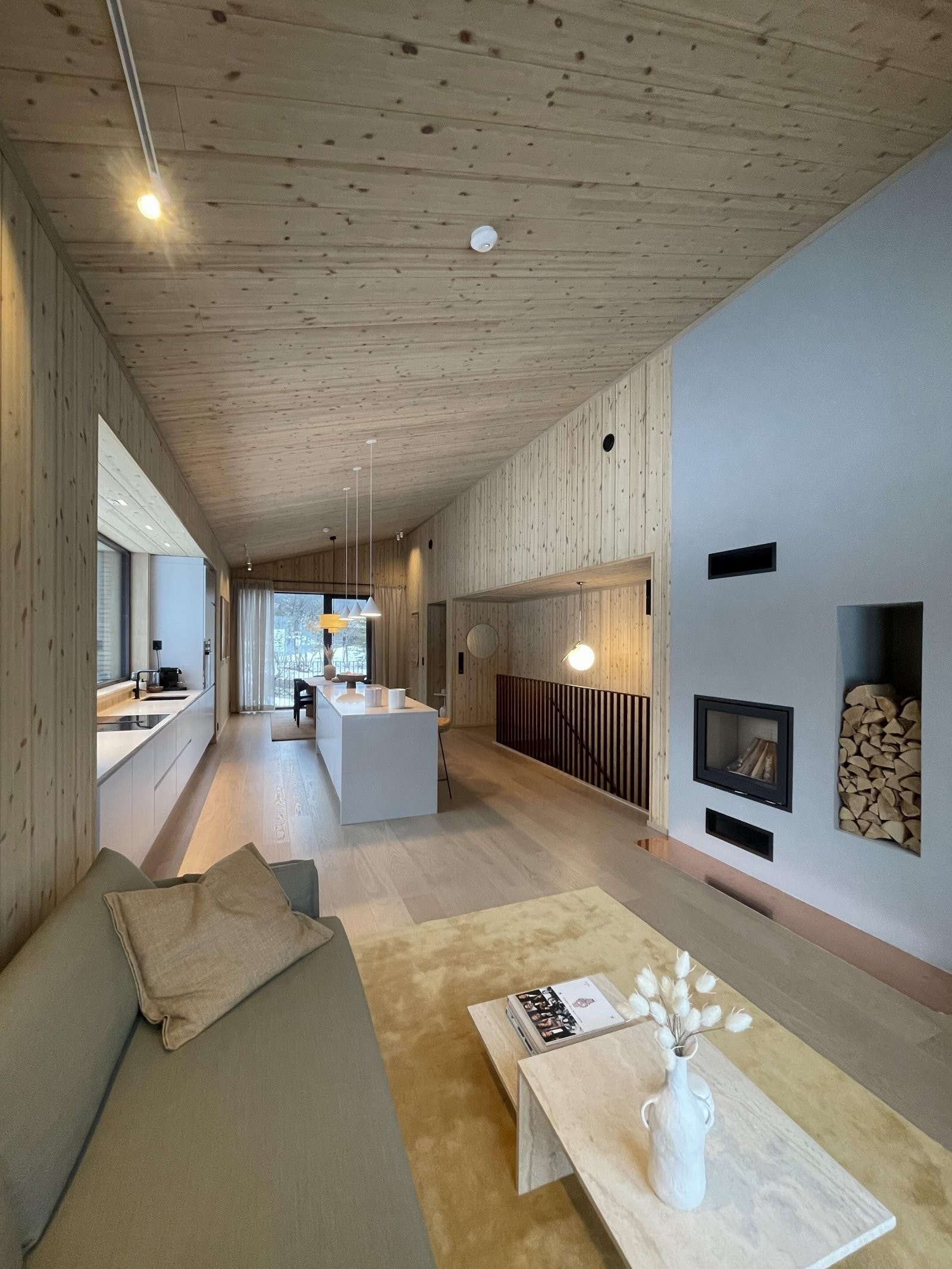 Kjøkken og stue er lagt til 2. etasje for å gi en lys og luftig atmosfære. Kjøkkenets tidløse design kombinert med gjennomgående meget god kvalitet og funksjonelle løsninger. (Bilde av lik hytte på annen beliggenhet i prosjektet.) Galleribilde