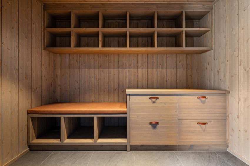 Eksempel på snekkertilpasset innredning i sportsbod. Bilde fra en ferdigstilt (speilvendt) enhet i prosjektet. Galleribilde