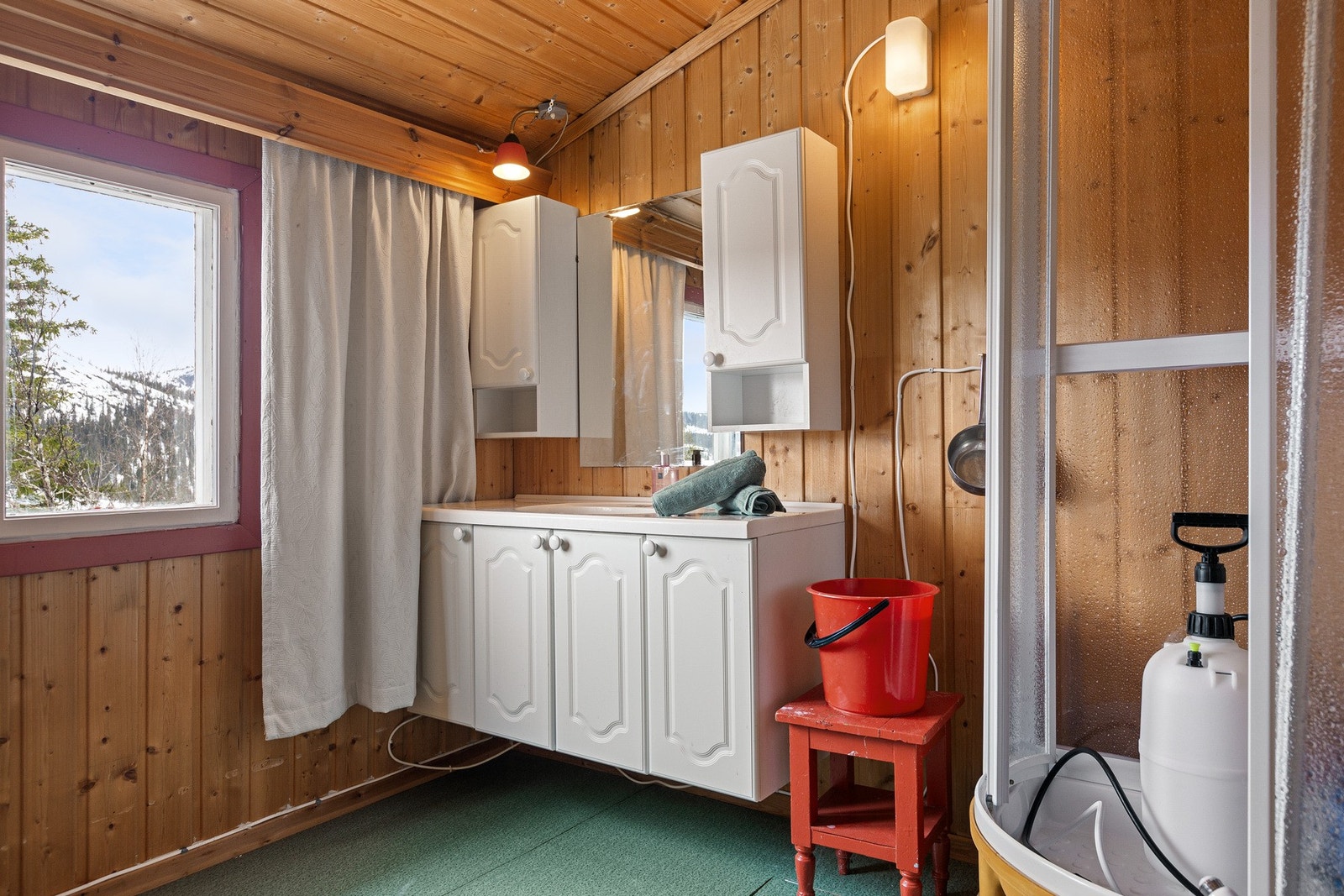 Frittstående dusjkabinett samt servantskap. Galleribilde