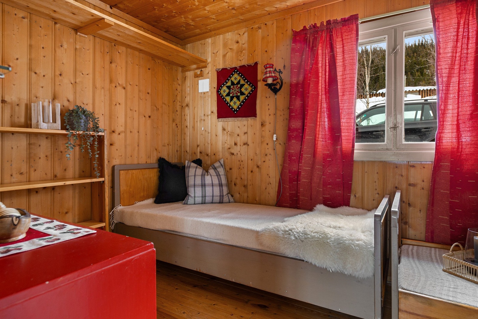 I hytta er det to soverom, i tillegg er det to soverom i anneks/uthus. Galleribilde