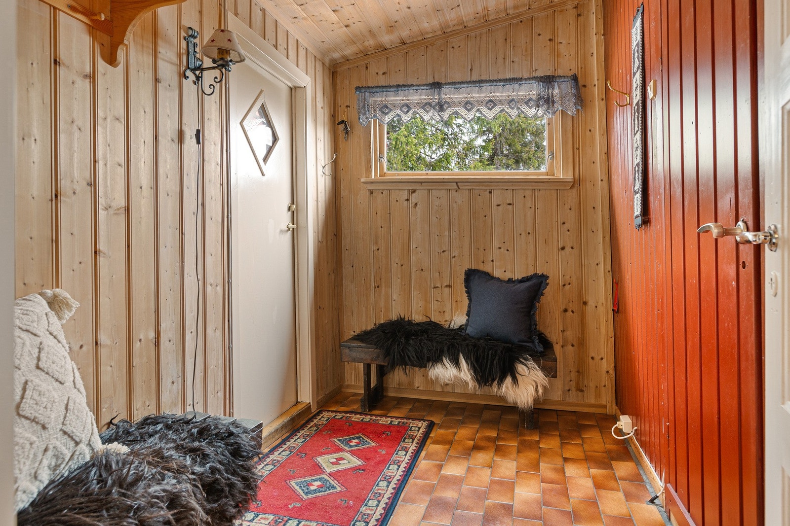 Gang med plass til å henge fra seg yttertøy. Galleribilde