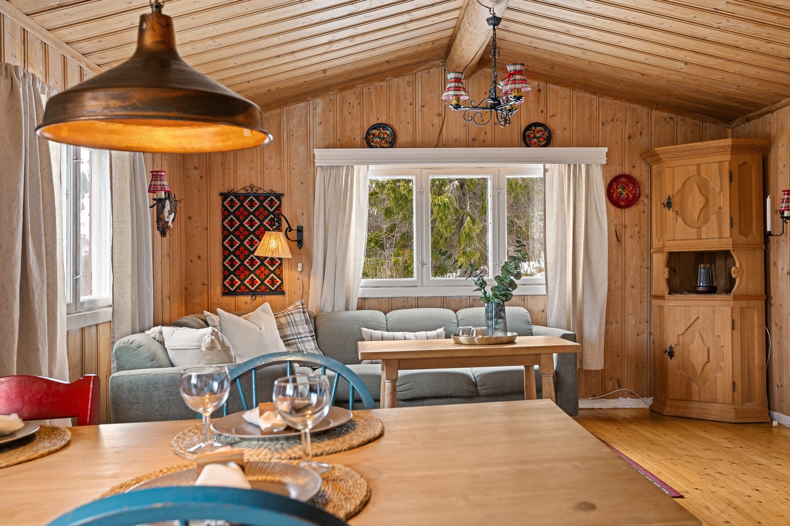 Lakkerte tregulv samt trepaneler til vegger og himling. Galleribilde