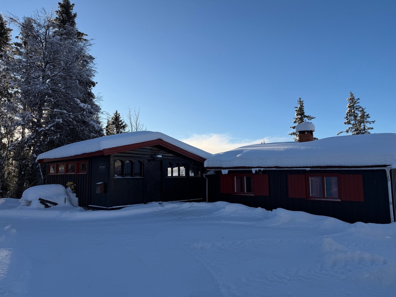 Eiendommen ligger i et område med spredt gårds- og boligbebyggelse samt en del frittliggende fritidseiendommer. Galleribilde