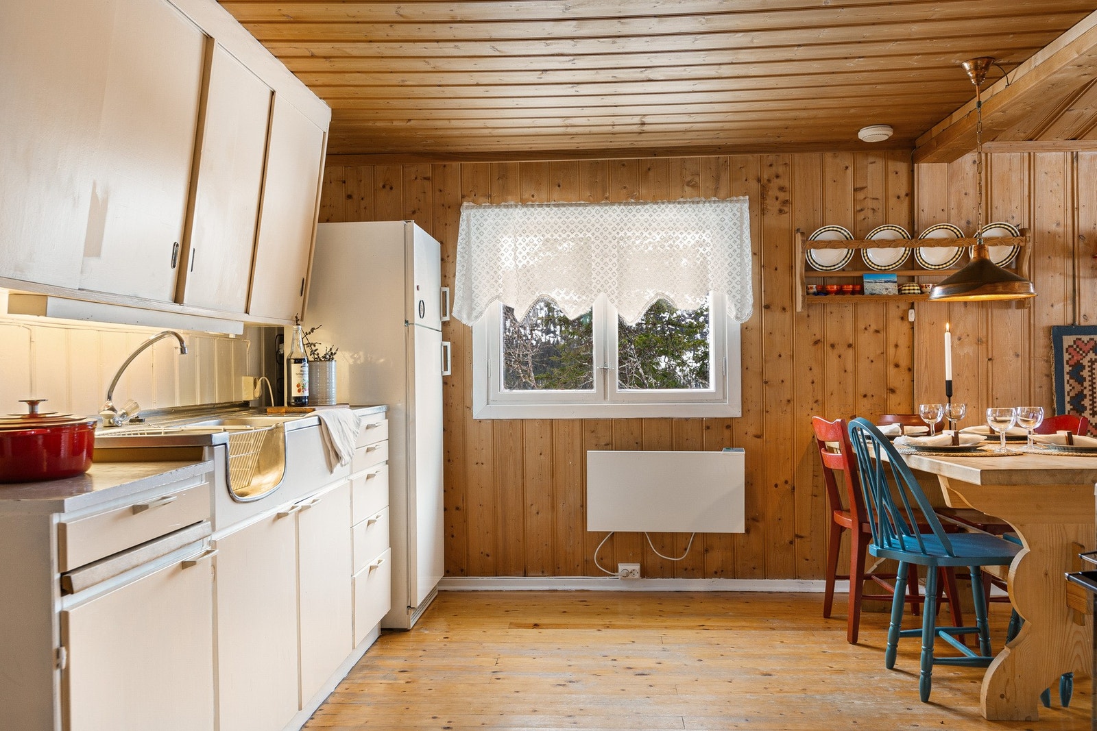 Kjøkken med eldre, heltre innredning i malte overflater Galleribilde