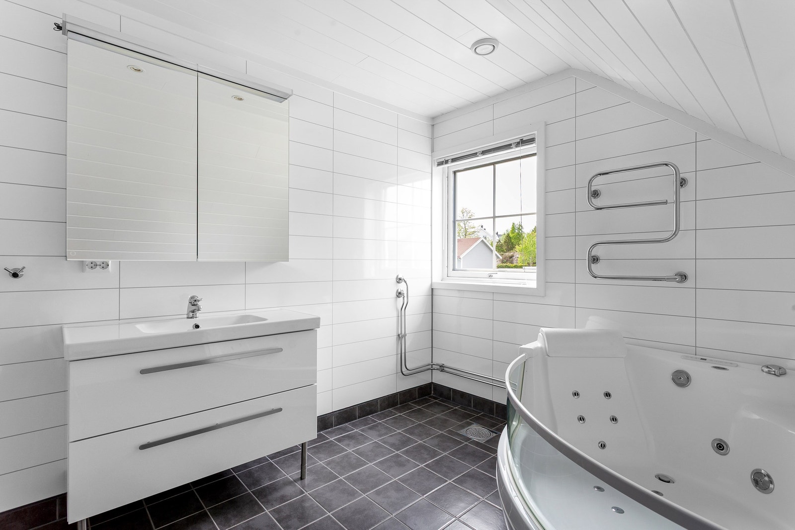 Bad med downlights i tak og gulvvarme Galleribilde