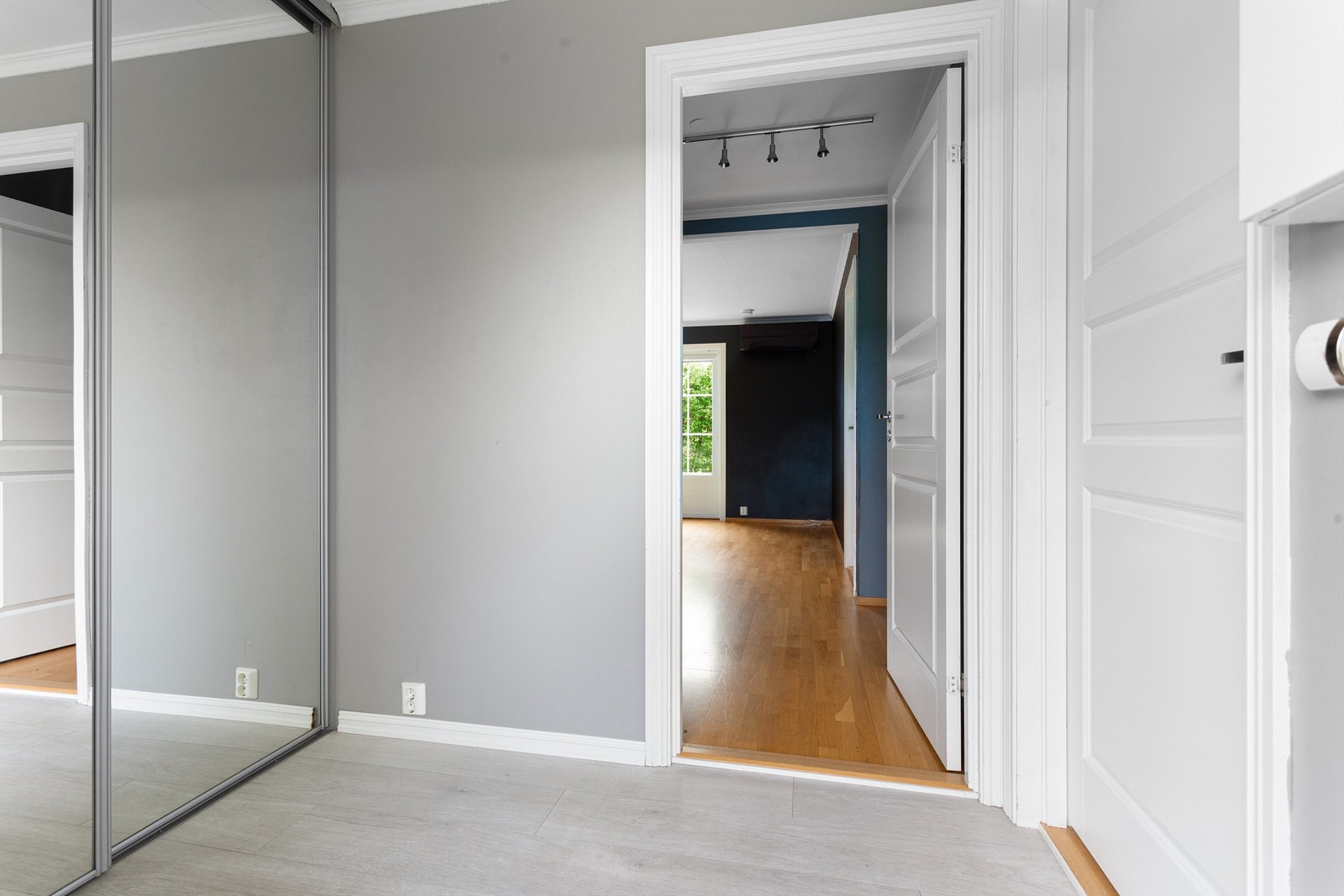 Entré med speilskyvedørsgarderobe Galleribilde