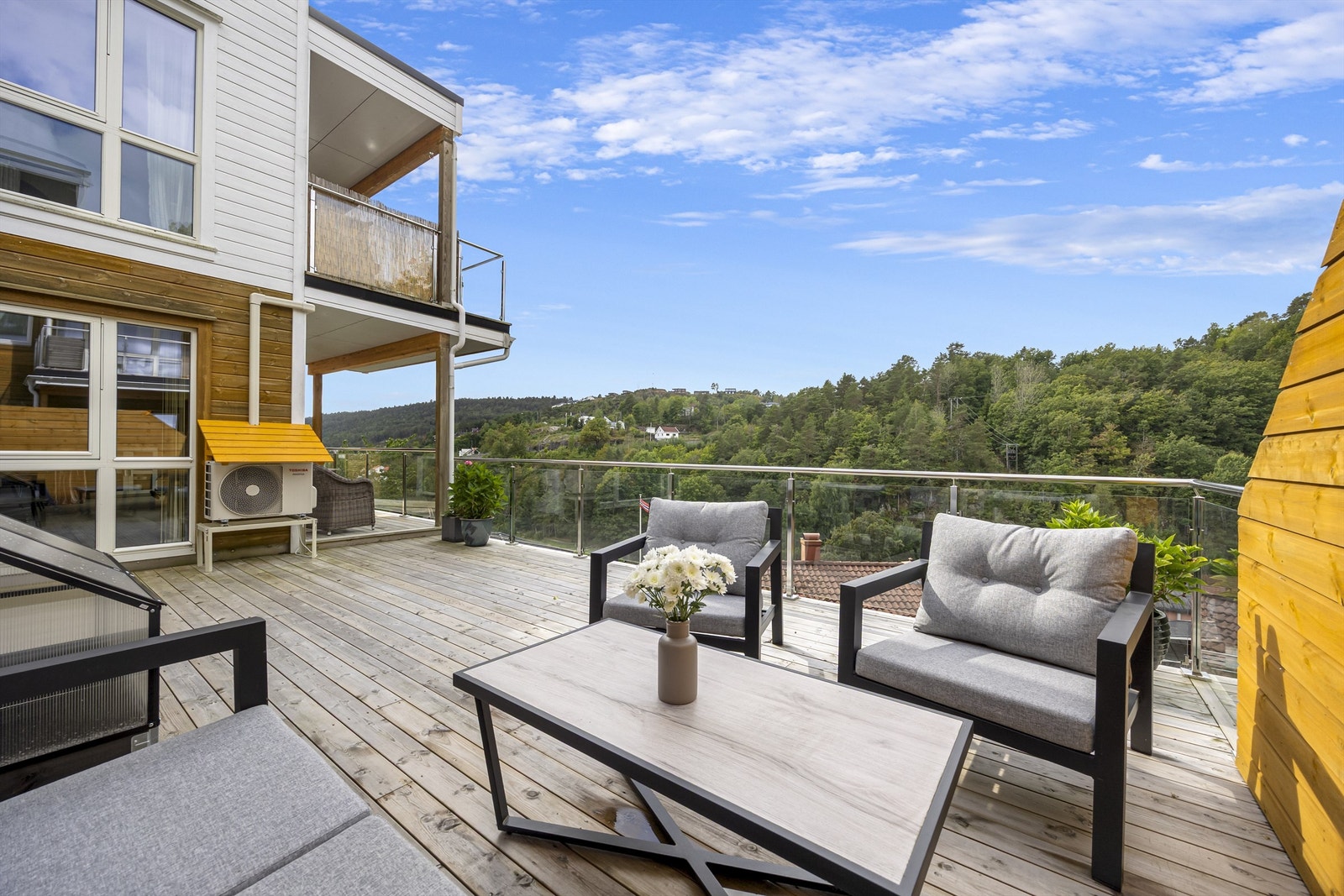 Verandaen er målt til 60 kvm og har rikelig med plass til utemøbler og grill. Galleribilde