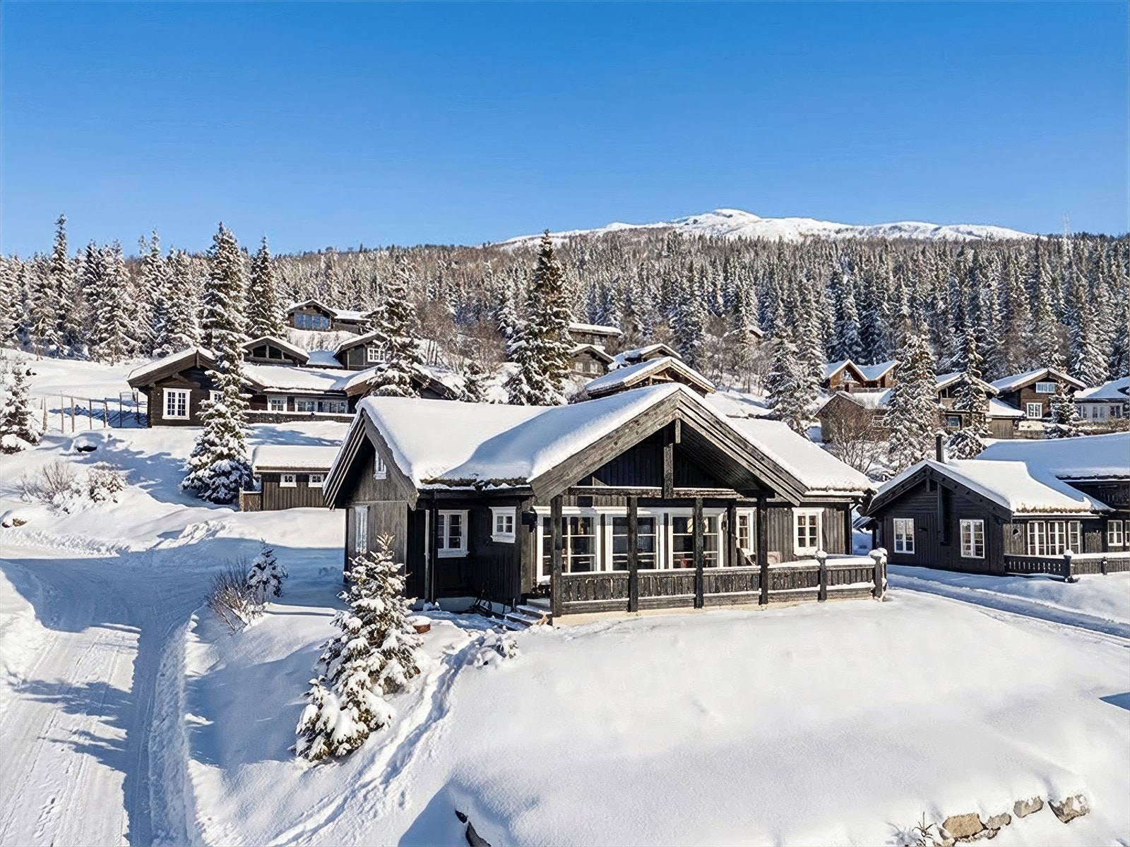 Fin og romslig hytte med fantastisk utsikt, herlige solforhold og en god beliggenhet rett ved langrennsporet og ski inn/ut til skiheisen!
(Bildet er redigert om til vinterbilder - avvik kan forekomme). Galleribilde