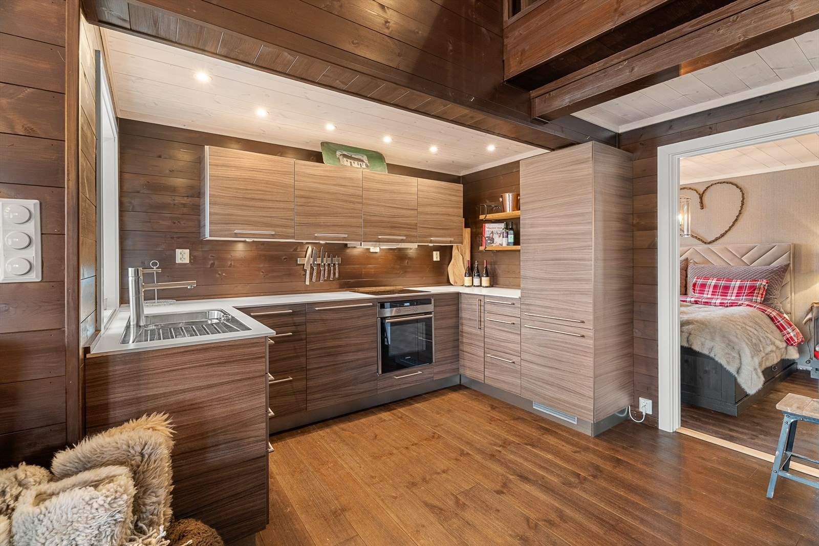 Praktisk kjøkken med god utforming og rikelig med skap- og arbeidsplass. Galleribilde