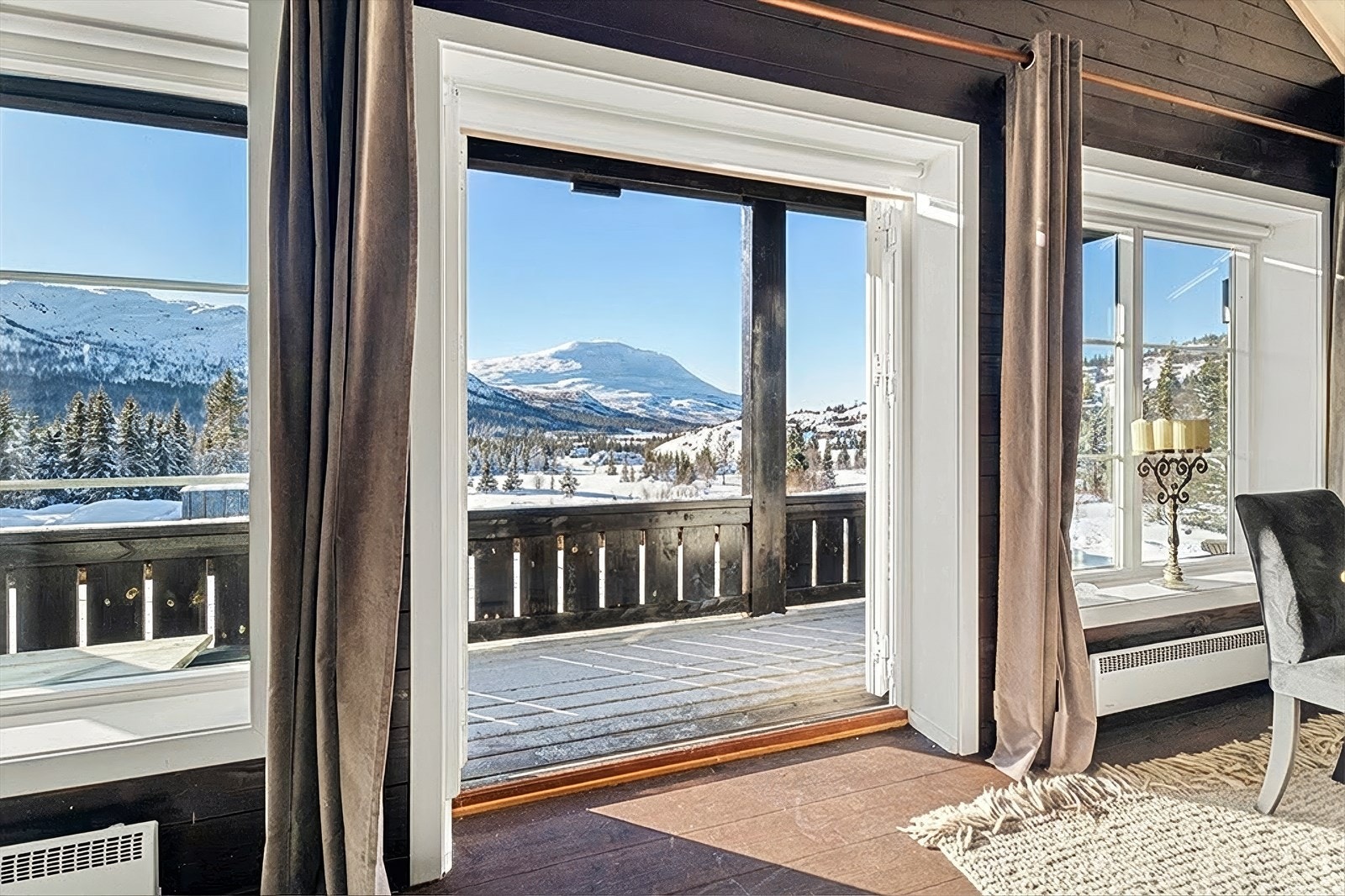 Sjekk ut denne utsikten fra stuen. (Bildet er redigert om til vinterbilder - avvik kan forekomme). Galleribilde