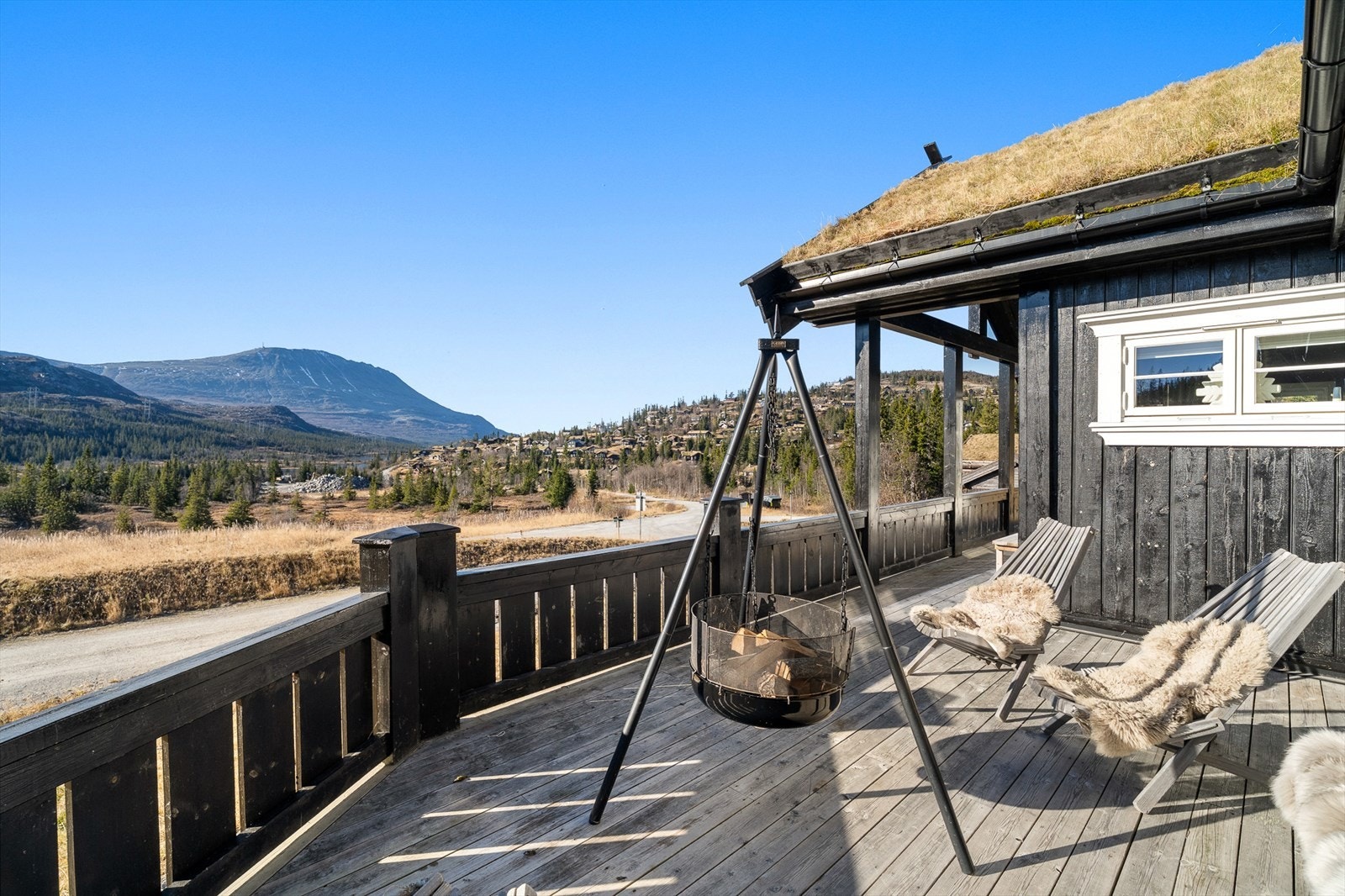 Uteplassen er på ca 24 kvm. Så her er det god plass for å invitere venner og kjente over på besøk i solveggen. Hytta og uteplassen vender mot sør/vest så her er det gode solforhold. Galleribilde