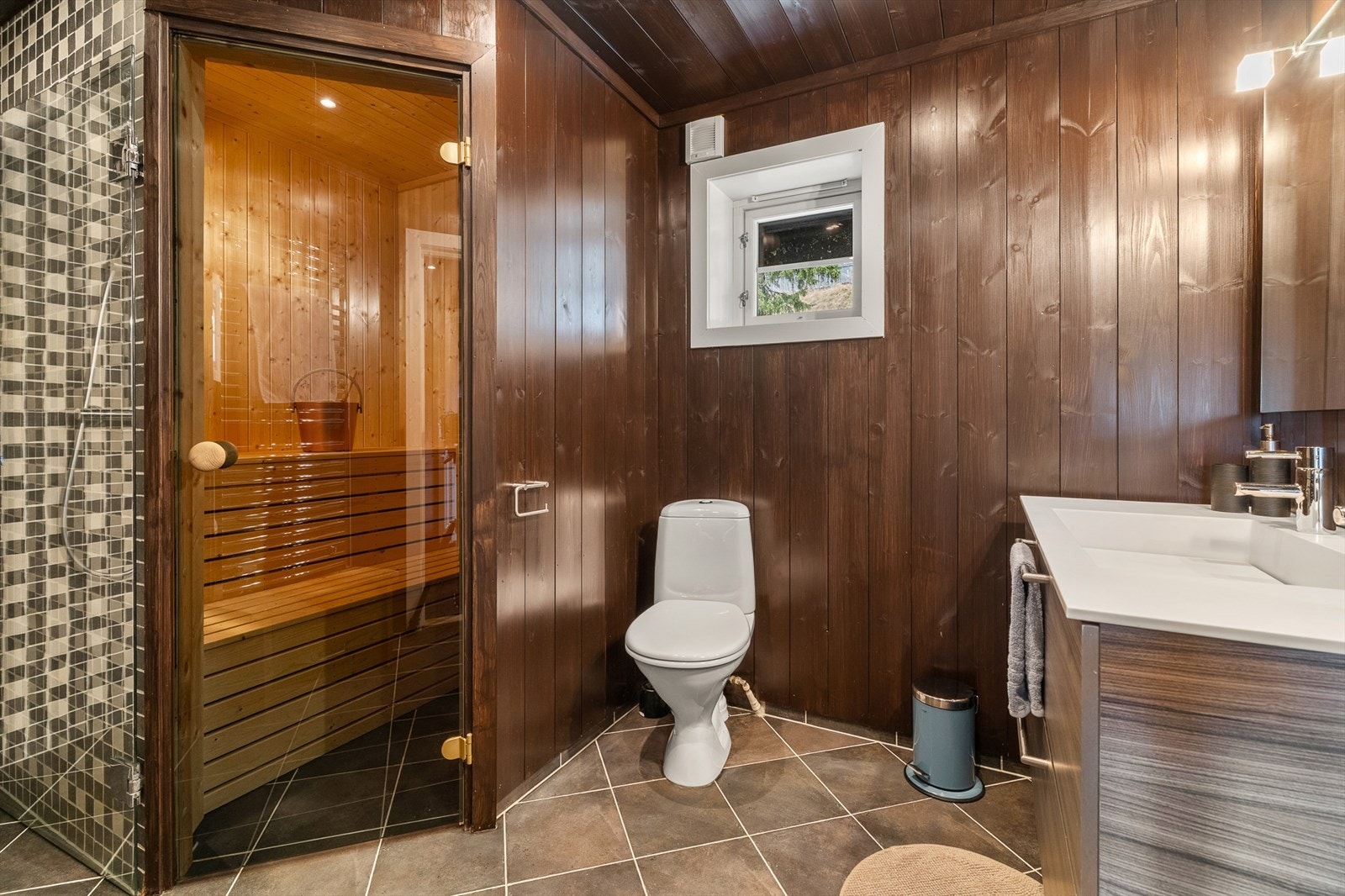 Badet i 1.etg er moderne og romslig. Det er tilgang til badstuen fra badet. Mekanisk avtrekk. Galleribilde