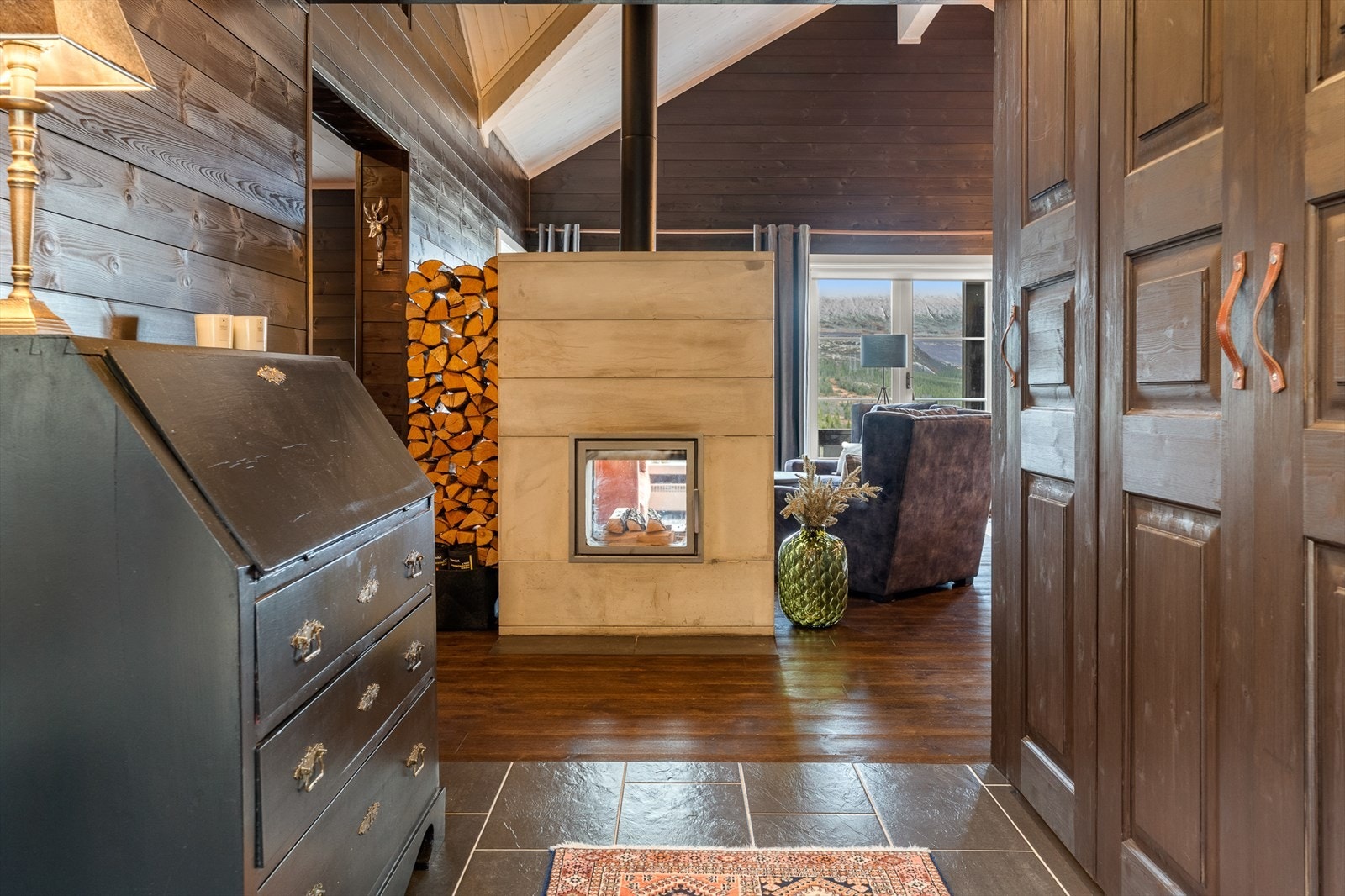 Hyggelig peis gir en lun varme og hyggelig stemning. Peisen har synlige flammer fra to sider. Galleribilde