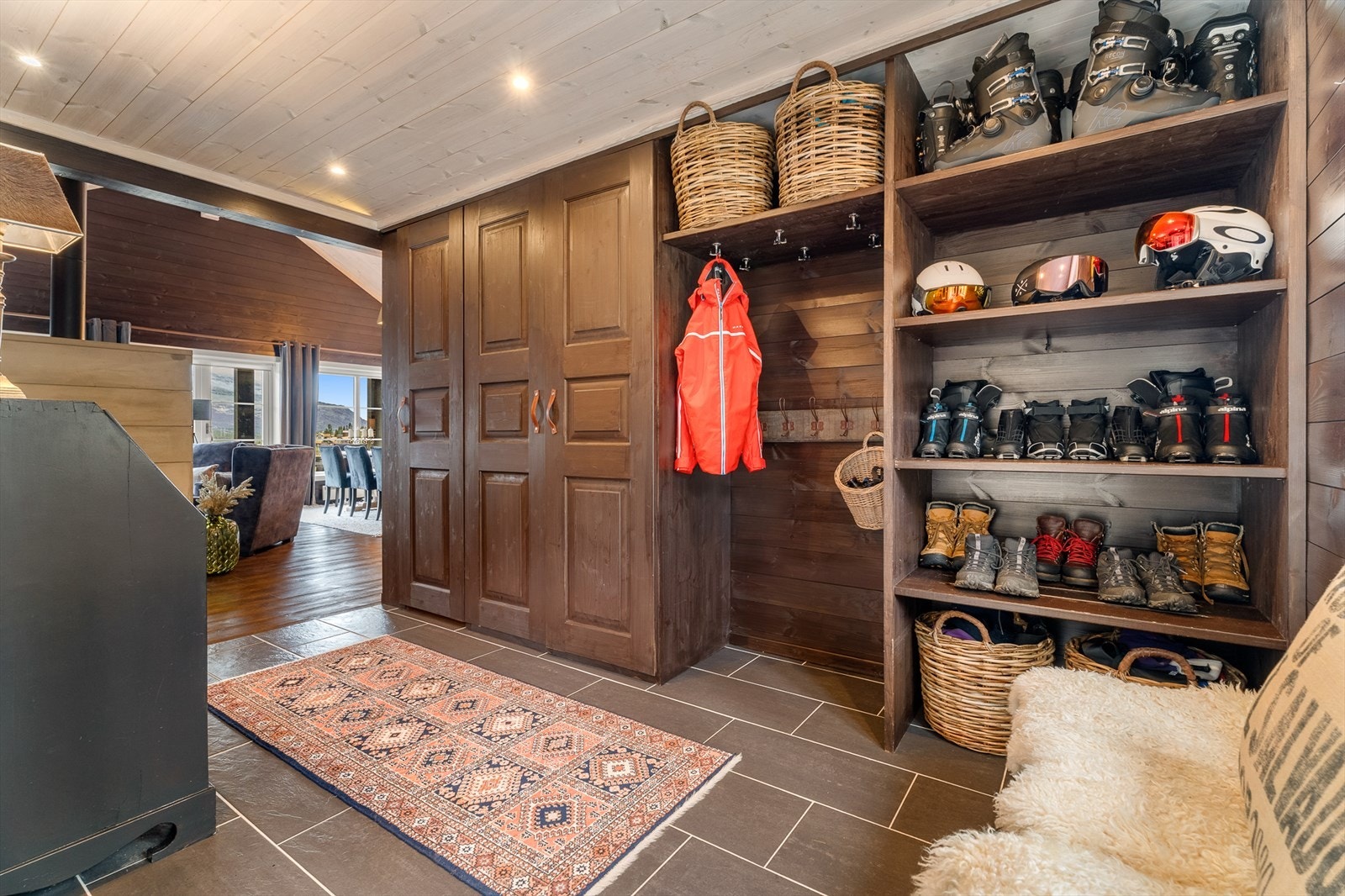 Inne i entréen er det flislagt gulv med varmekabler, stor garderobeløsning med mye oppbevaringsplass, god plass for å enkelt ta av og på yttertøy. Downlights i himling. Galleribilde