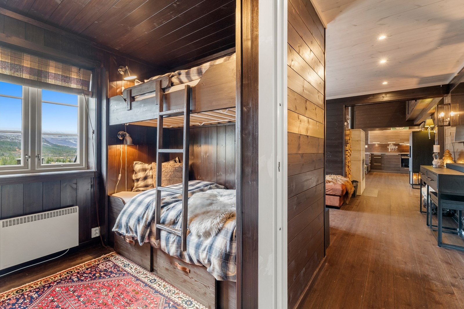 Soverom nr. 2 har plassbygde senger med gode oppbevaringsløsninger. Galleribilde