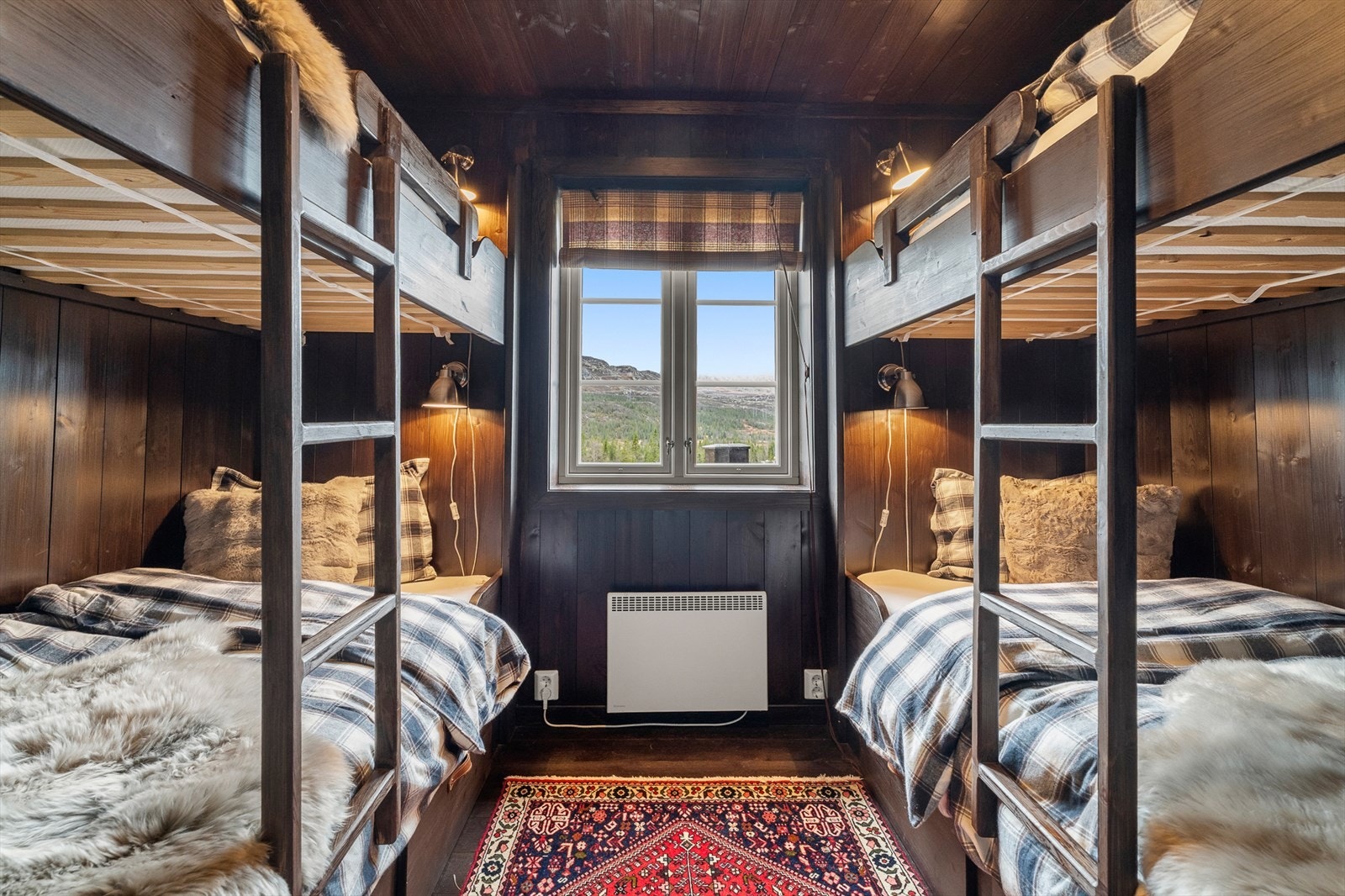 Godt utnyttet rom med fire senger. Veldig praktisk når man har besøk på hytta. Madrasser følger med i alle fastmonterte senger. Madrasser er ganske nye, lite brukt og veldig gode. Galleribilde