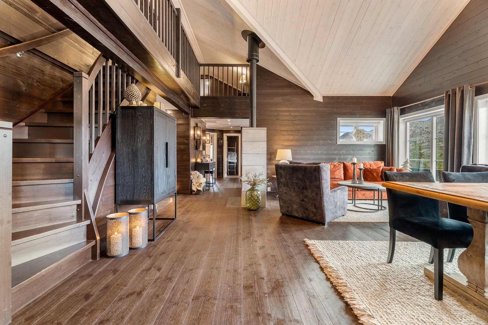 Hytta har en sosial planløsning med kjøkken og stor spisestue i åpen løsning. Galleribilde