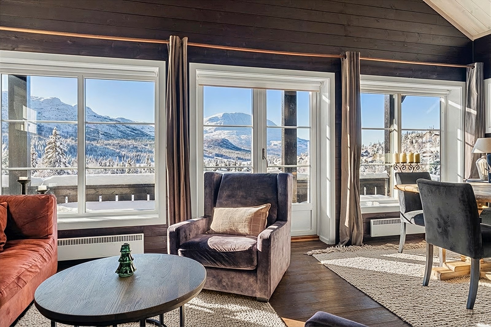 Stuen har store vinduer og dobbel balkongdør ut mot overbygget terrasse. (Bildet er redigert om til vinterbilder - avvik kan forekomme). Galleribilde