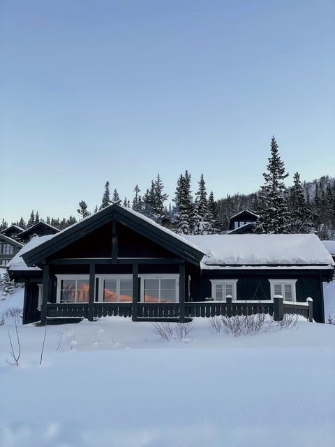 Selgers vinterbilde. Legg merke til gjenskinnet av Gaustatoppen med flott rosa lys i vinduene! Galleribilde