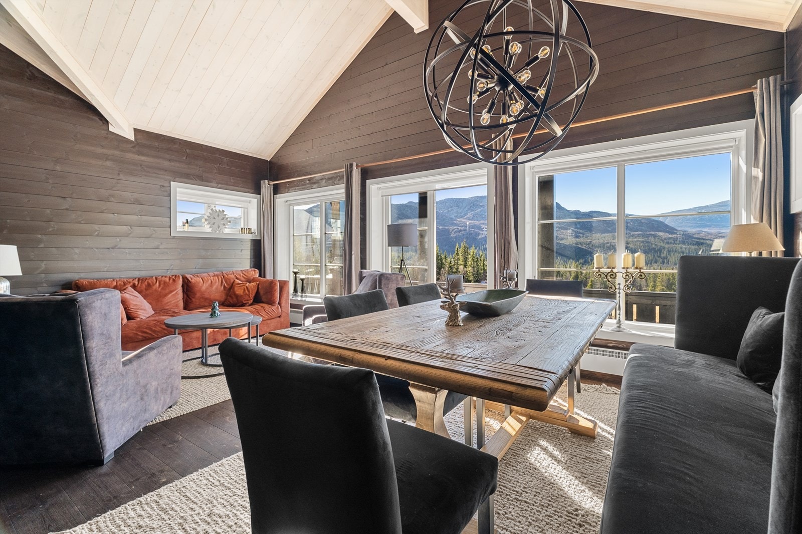 Rommet har heltre furugulv og god takhøyde. Galleribilde