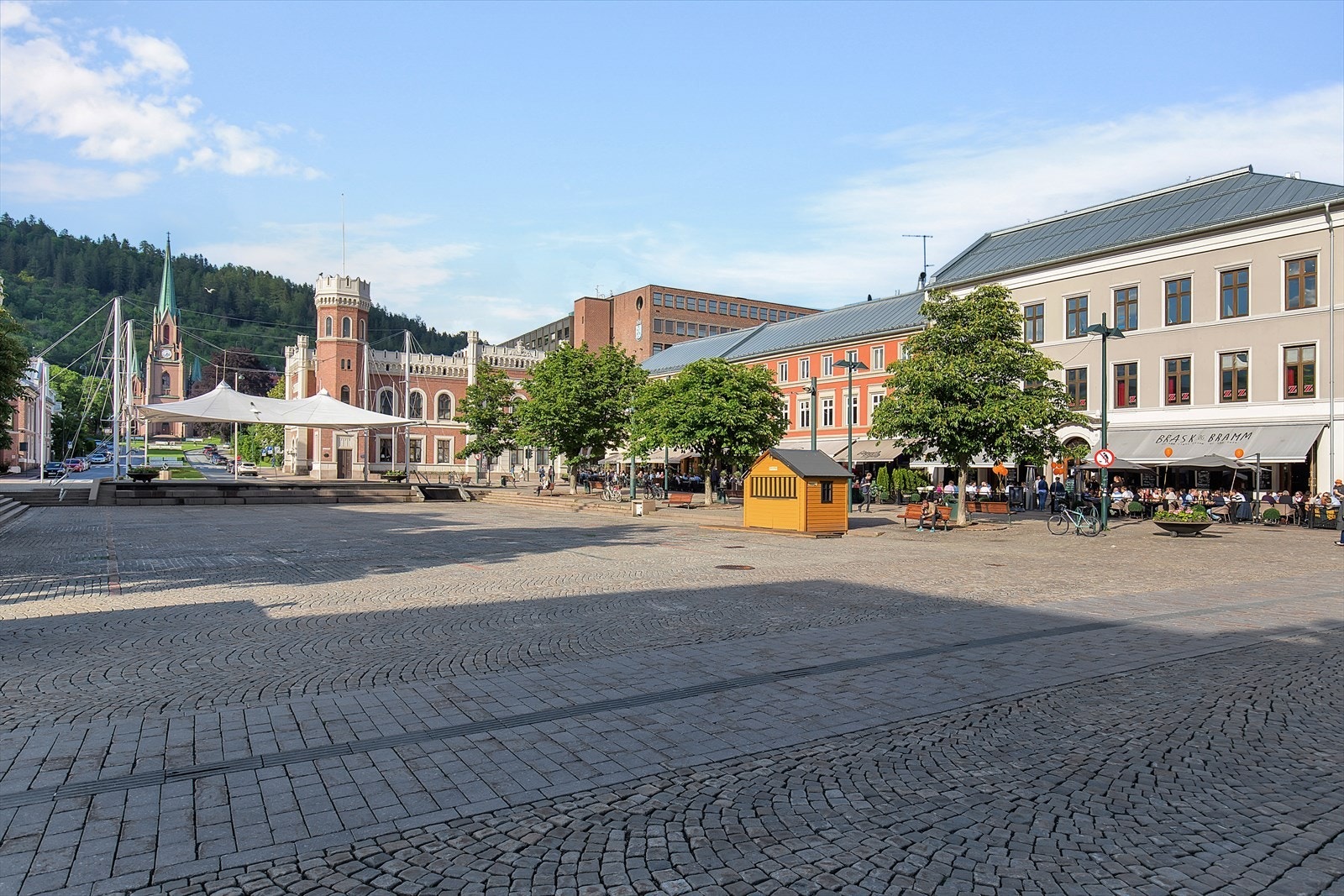 Bragernes Torg ligger i gangavstand med restauranter og ulike servicetilbud Galleribilde