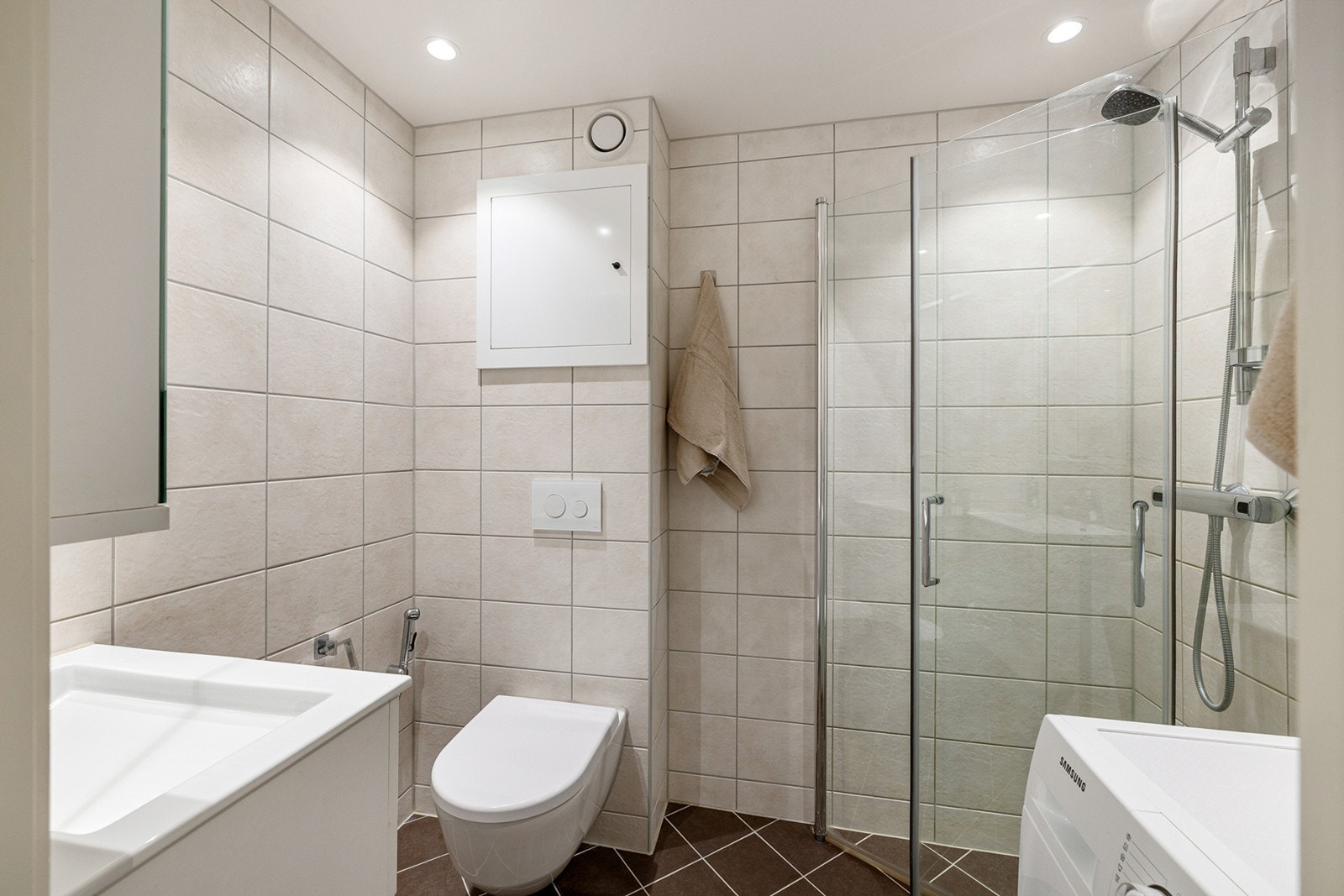 Pent bad fra 2019. Baderomsinnredningen består av et praktisk dusjhjørne med innfellbare glassdører, vegghengt toalett samt servant med speil og underskap og overskap. Galleribilde